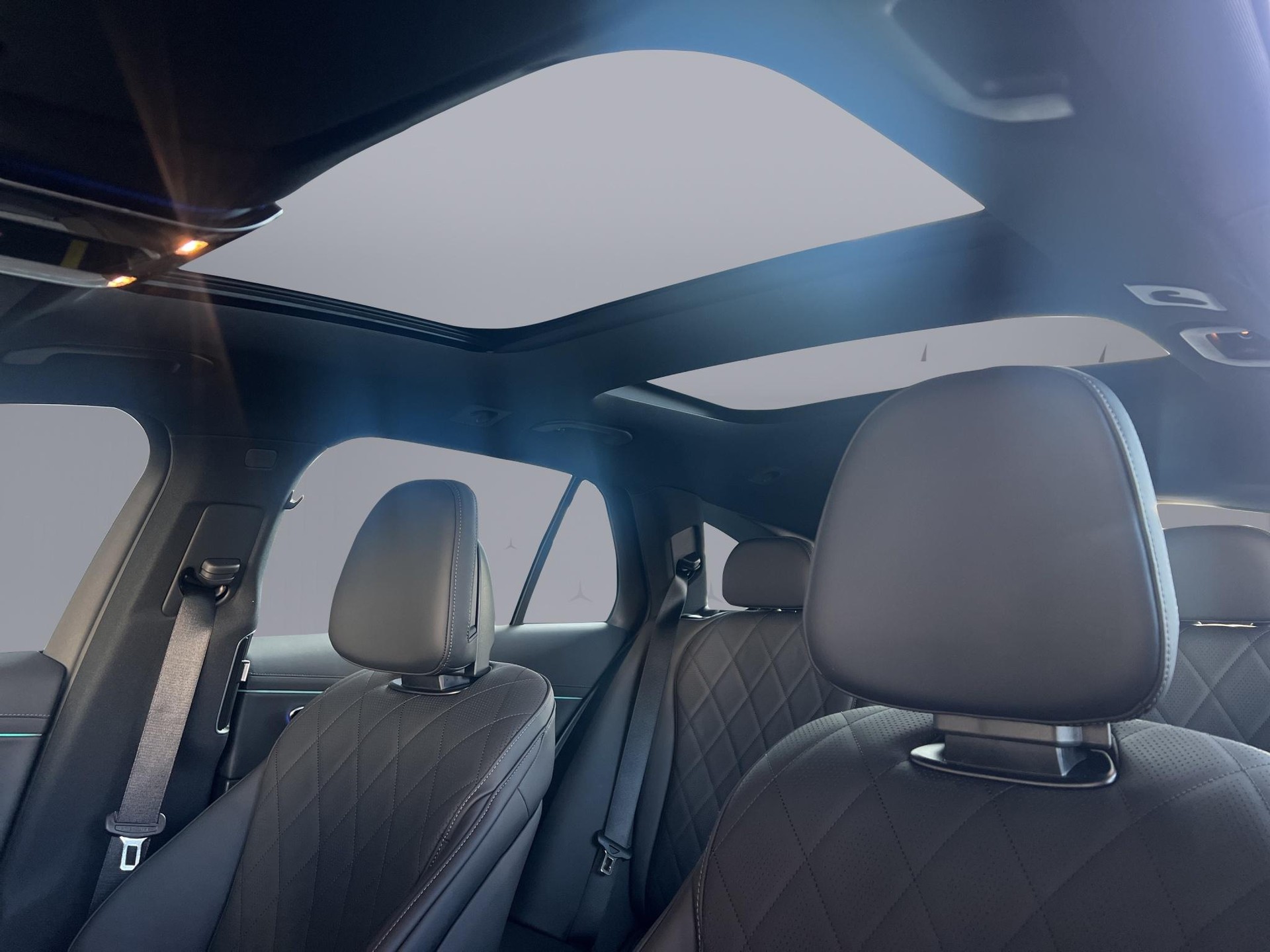 MERCEDES-BENZ E 220 d AMG Line 4matic Kombi-image-13