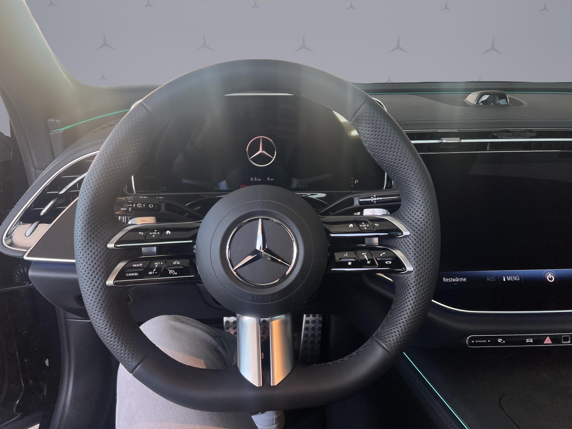 MERCEDES-BENZ E 220 d AMG Line 4matic Kombi-image-10