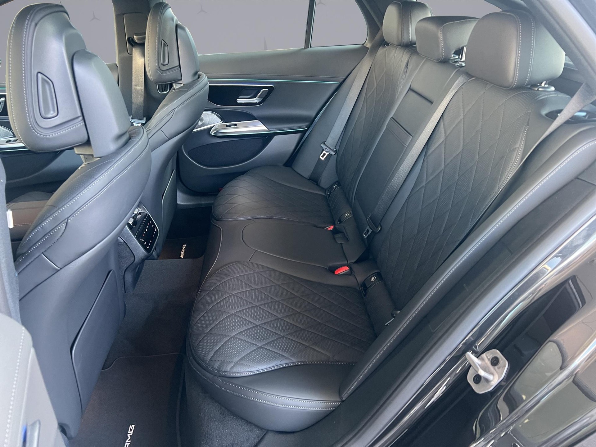 MERCEDES-BENZ E 220 d AMG Line 4matic Kombi-image-8