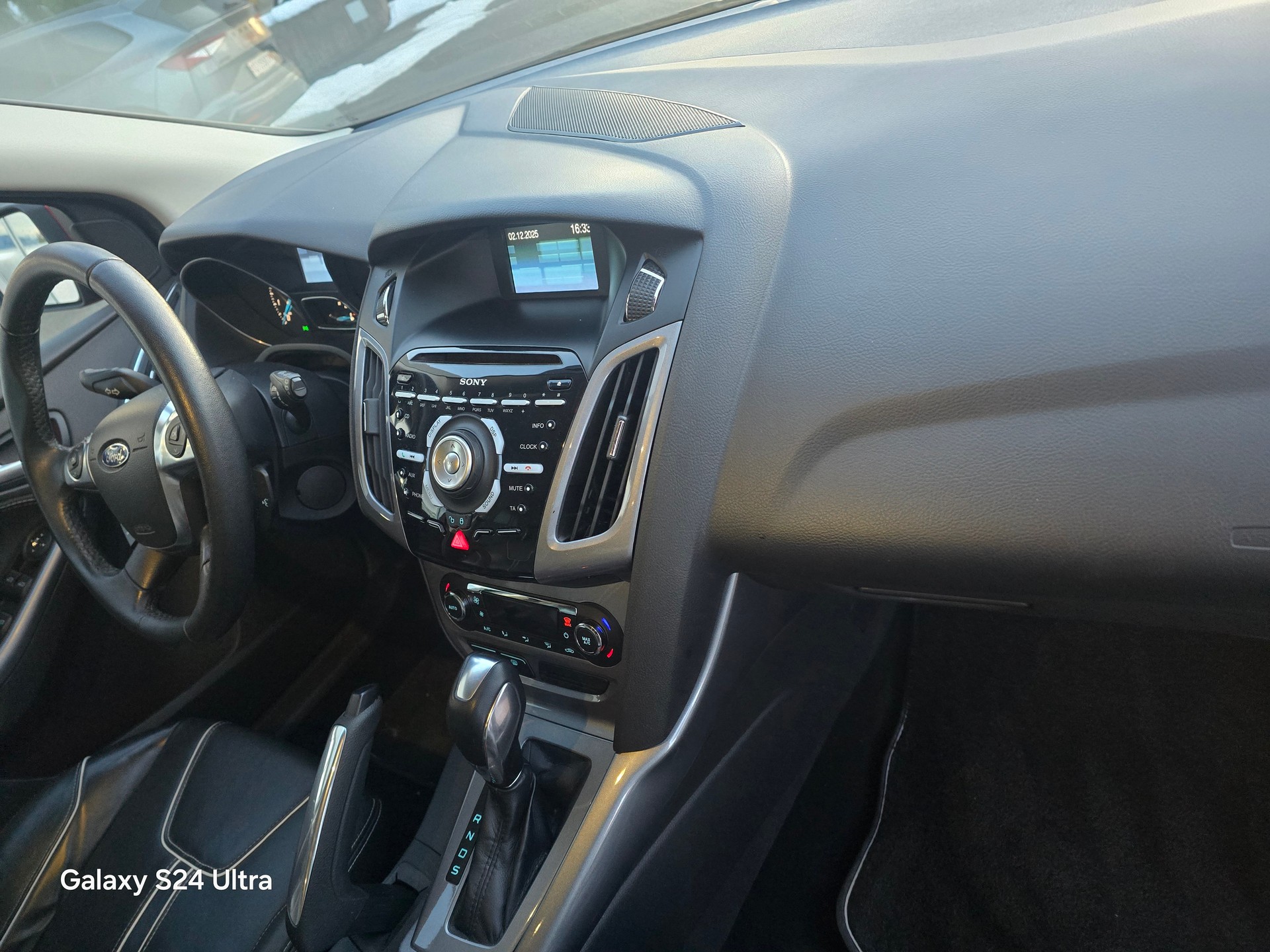 FORD Focus 1.6i VCT Trend PowerShift-image-12