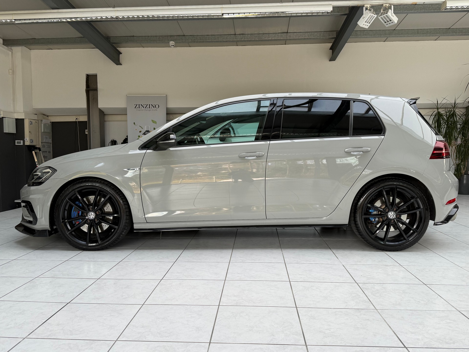 VW Golf 2.0 TSI R 4Motion DSG * CH * voll ausgestattet * WP Stage 1 370 PS * Remus * ohne OPF * Maxton * KW *-image-1
