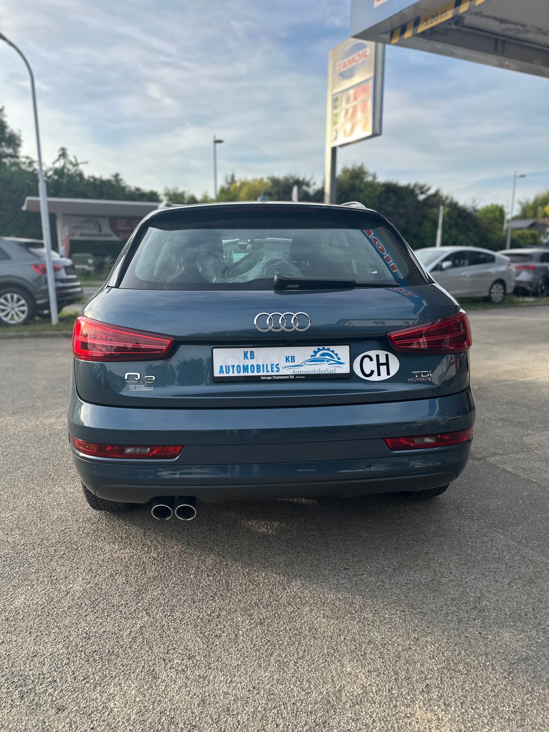 AUDI Q3 2.0 TDI design quattro S-tronic-image-4
