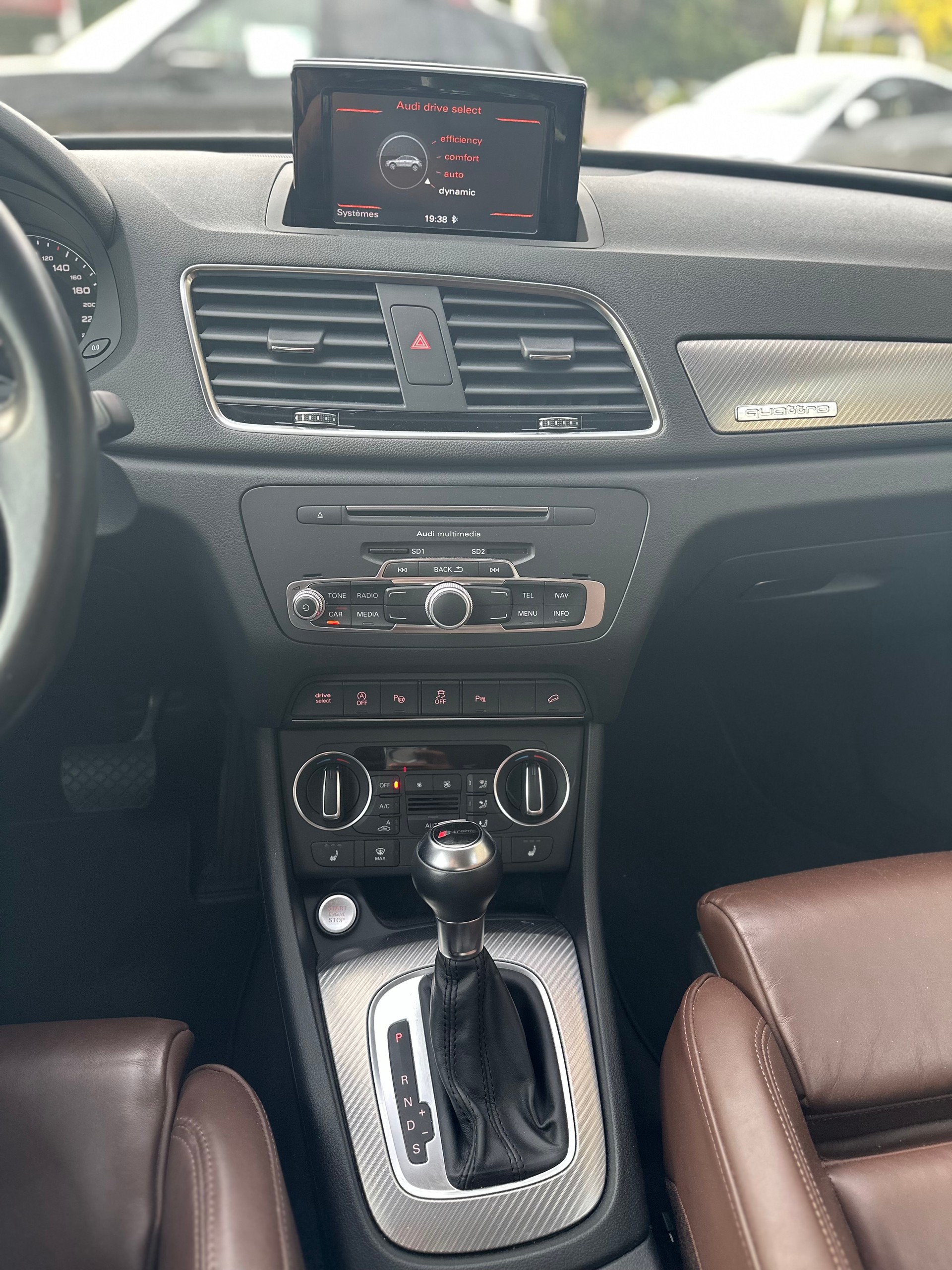 AUDI Q3 2.0 TDI design quattro S-tronic-image-12