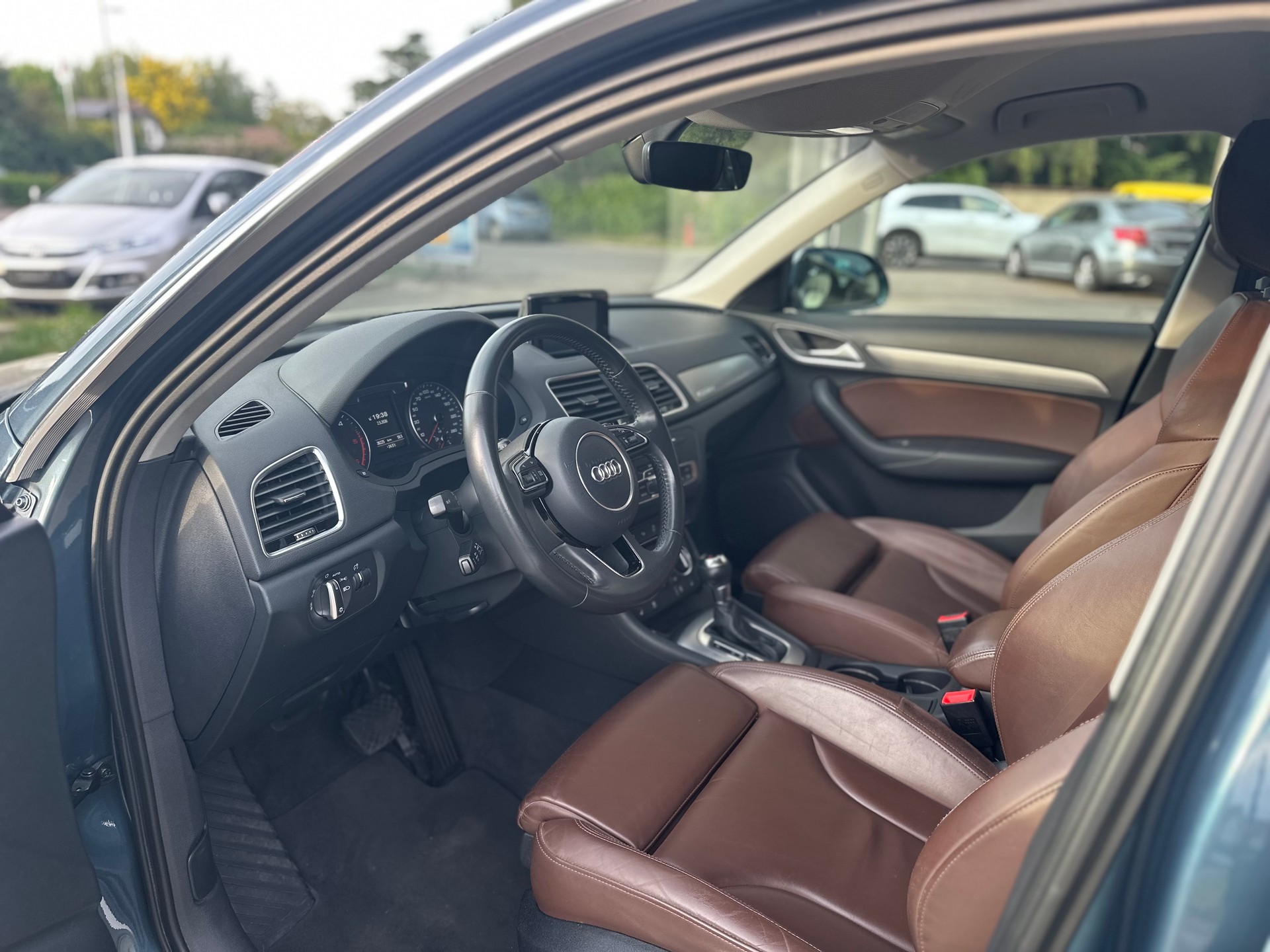 AUDI Q3 2.0 TDI design quattro S-tronic-image-11