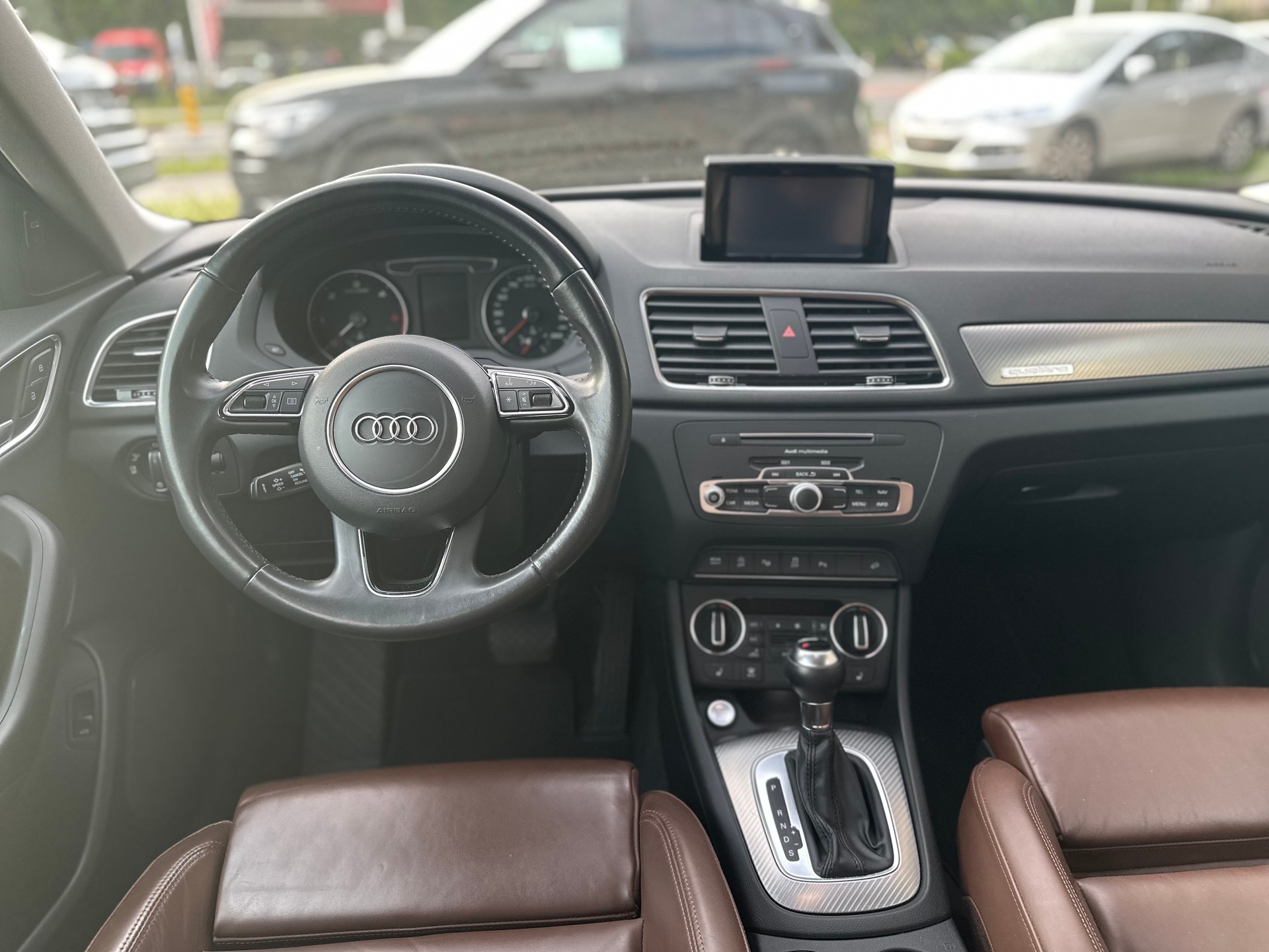 AUDI Q3 2.0 TDI design quattro S-tronic-image-10