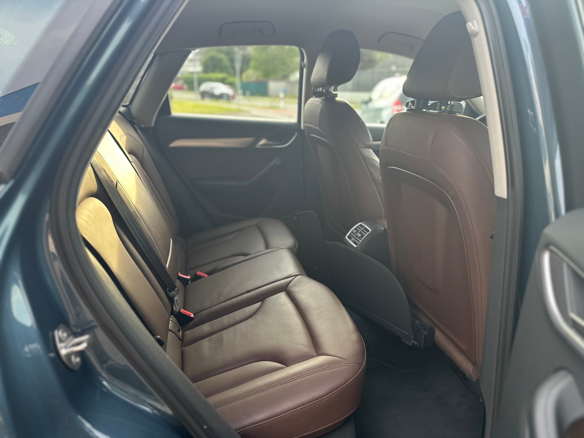 AUDI Q3 2.0 TDI design quattro S-tronic-image-7