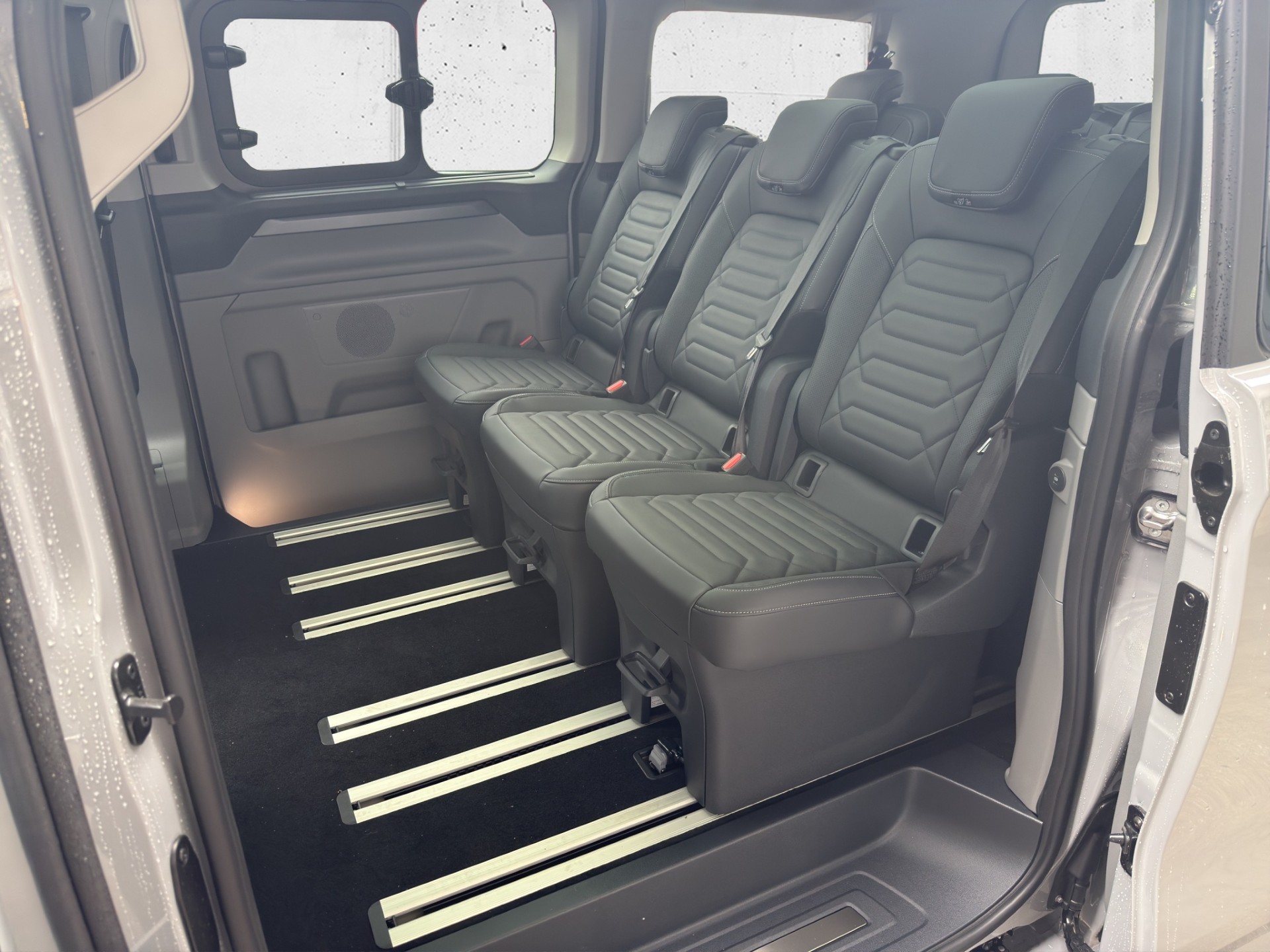 FORD Tourneo C Bus 320 L1 2.0 EcoBlue 170 Titanium-image-11