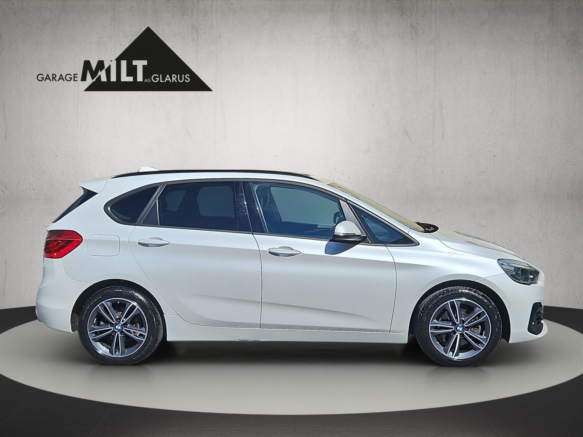 BMW 218d xDrive Active Tourer-showroom-element-3