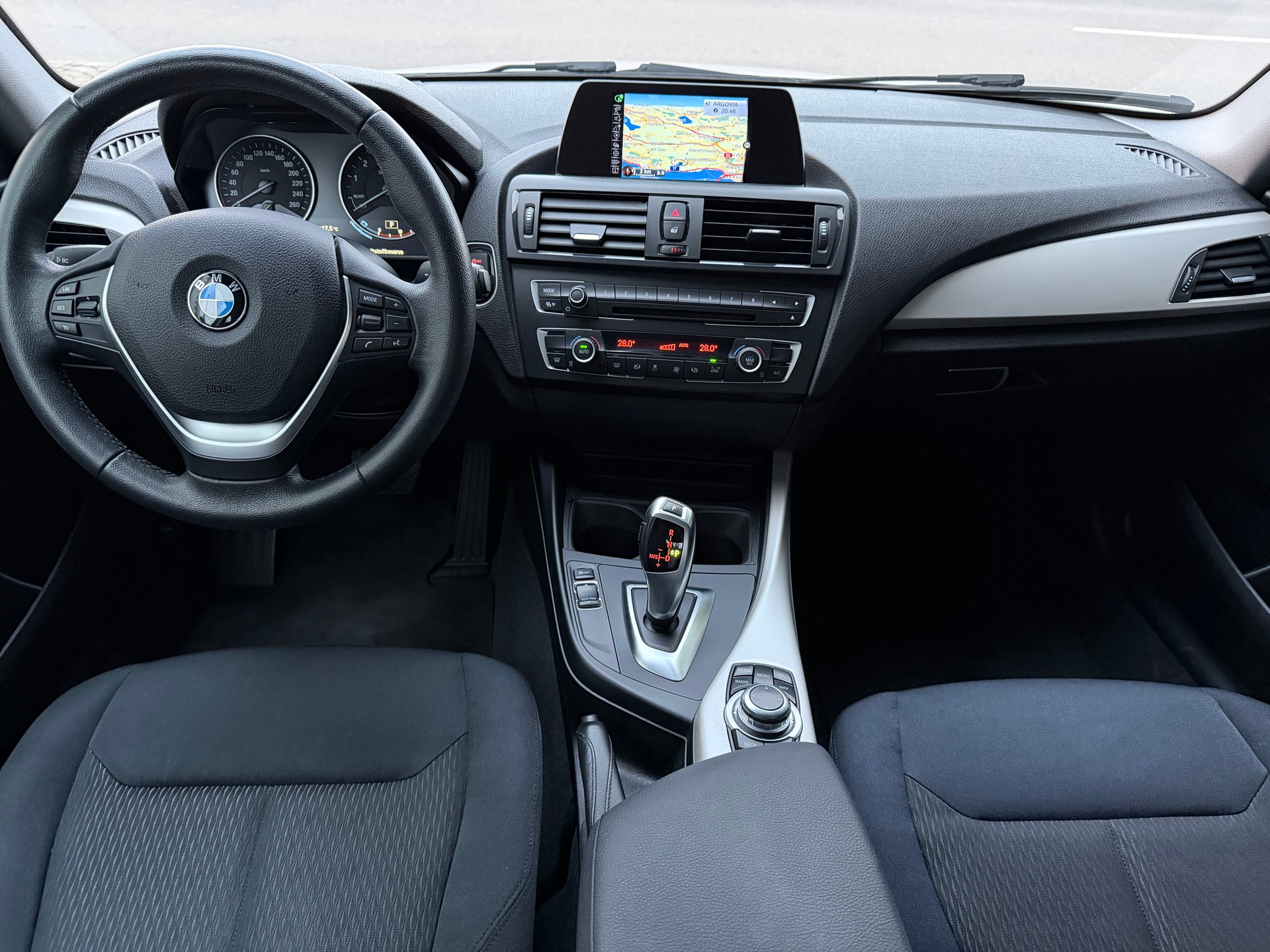 BMW 220i Coupe Steptronic / 1 Hand / CH-Fahrzeug / Frisch ab MFK / Service gepflegt / 36 Monate Garantie exkl. / Navi / Xenon / DAB-image-13