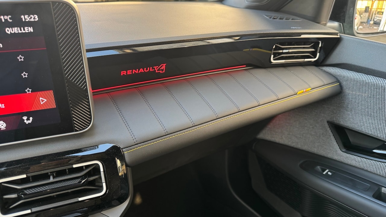 RENAULT R4 E-Tech Comfort Range 52 kWh Iconic-image-24
