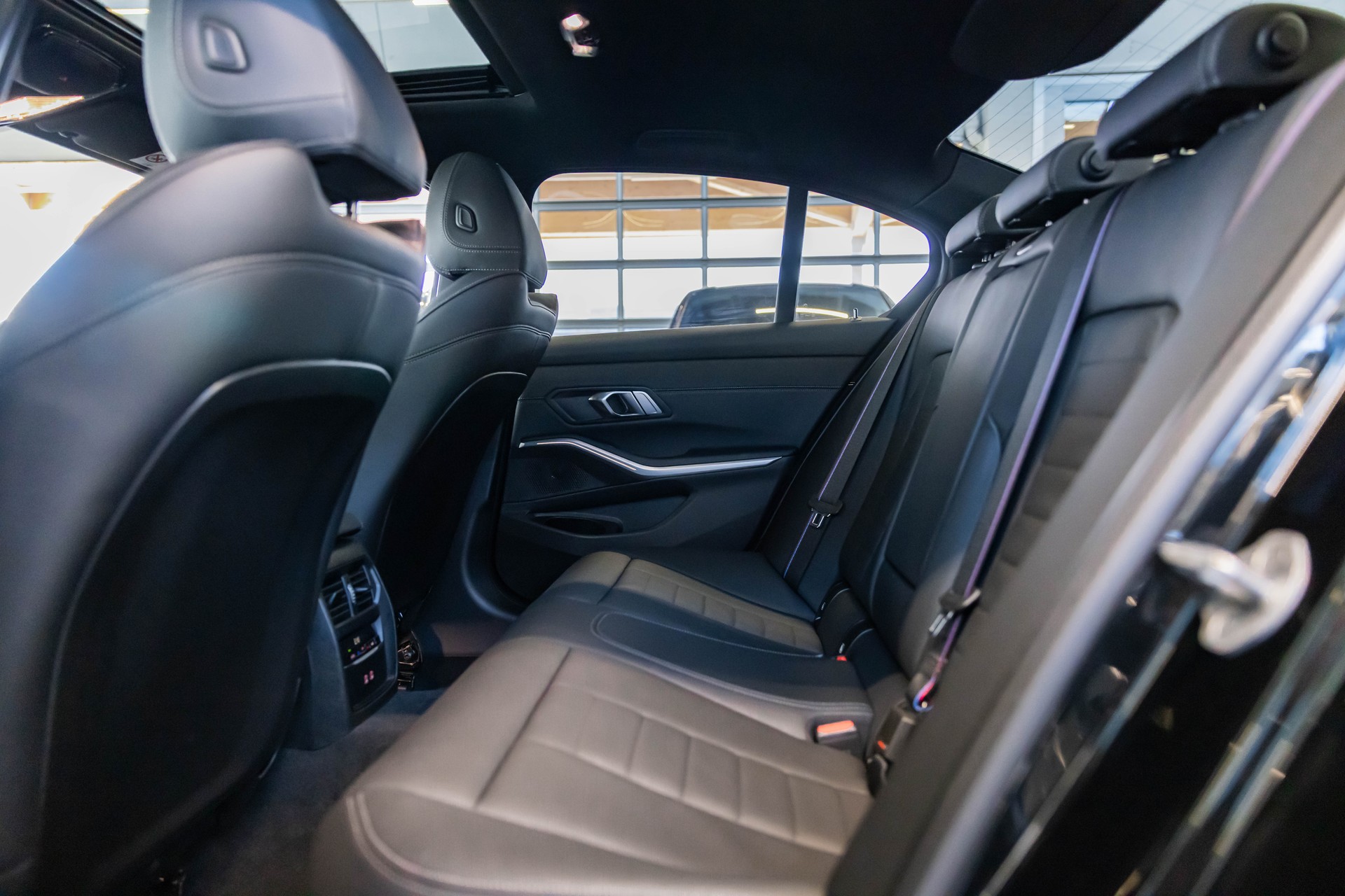 BMW 330d xDrive SAG / M Sport Pro / Glasdach / Rückfahrkamera / Head-Up Dispplay-image-14