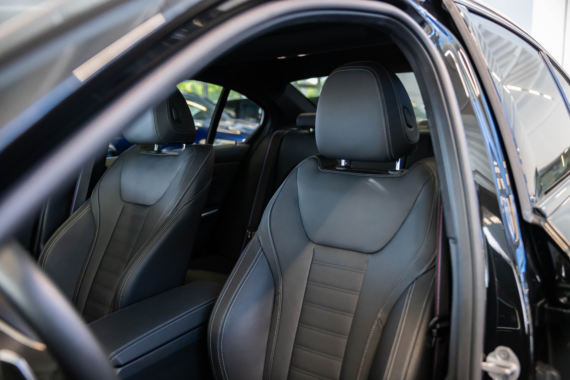 BMW 330d xDrive SAG / M Sport Pro / Glasdach / Rückfahrkamera / Head-Up Dispplay-image-13