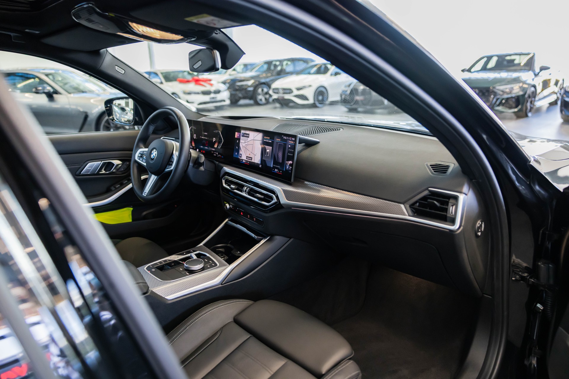 BMW 330d xDrive SAG / M Sport Pro / Glasdach / Rückfahrkamera / Head-Up Dispplay-image-18