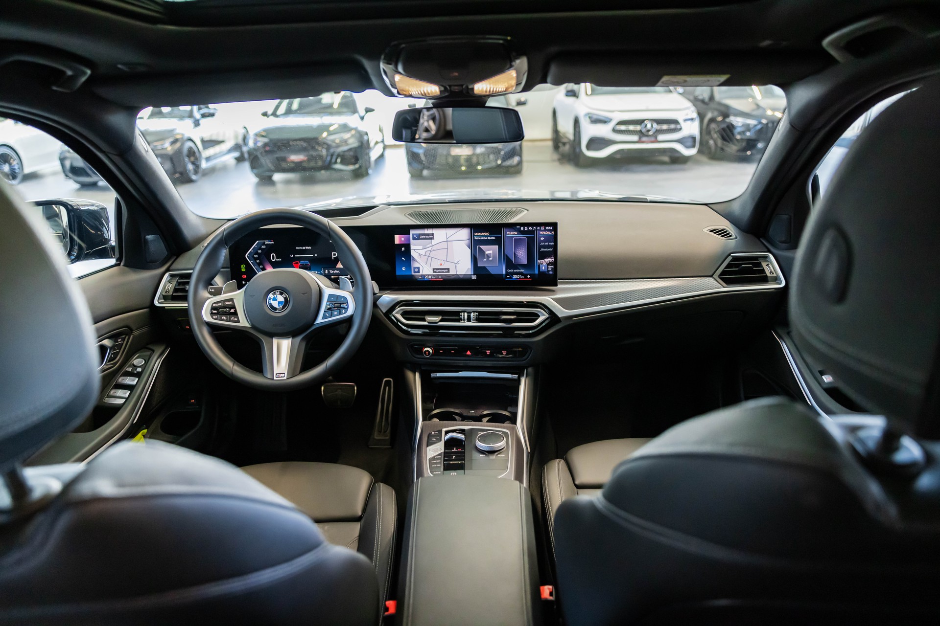 BMW 330d xDrive SAG / M Sport Pro / Glasdach / Rückfahrkamera / Head-Up Dispplay-image-19