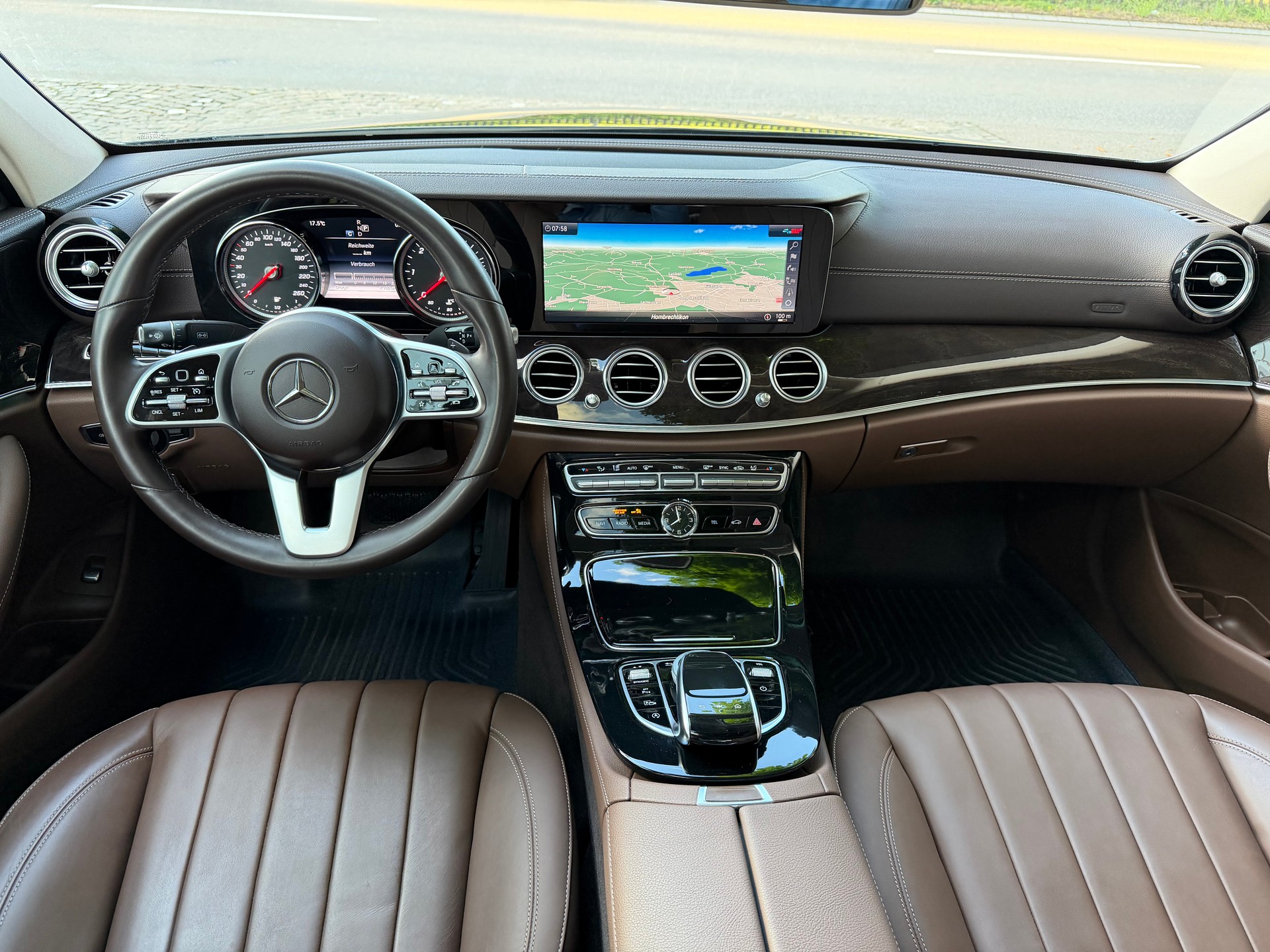 MERCEDES-BENZ E 200 d Avantgarde 9G-Tronic / 1 Hand / Ab MFK / Service gepflegt / 36 Monate Garantie exkl. / LED /-image-9