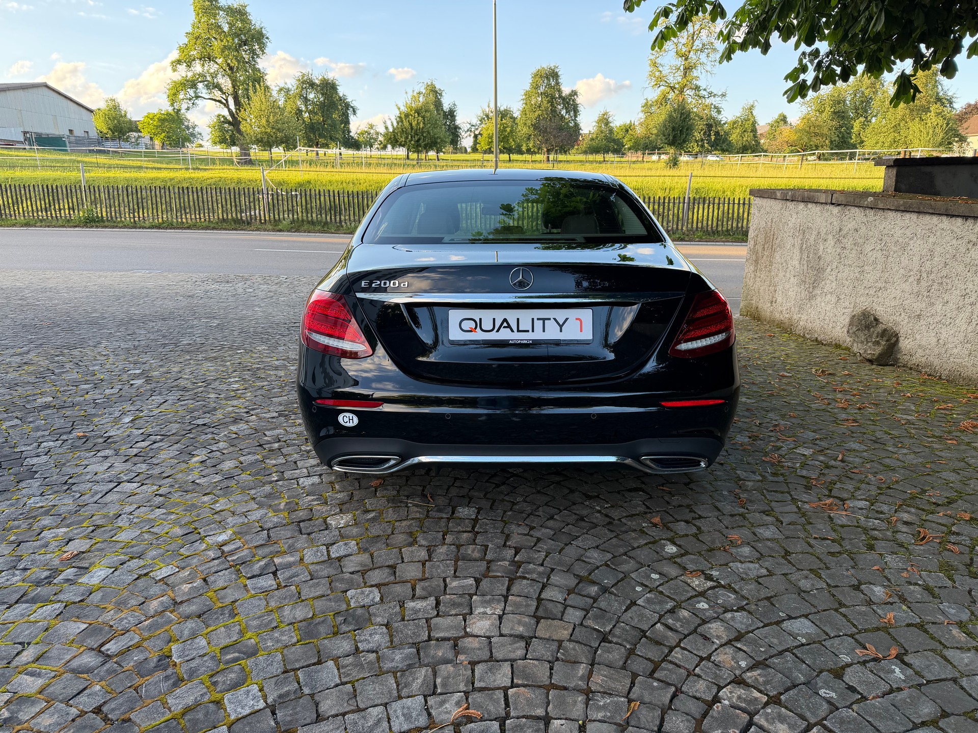 MERCEDES-BENZ E 200 d Avantgarde 9G-Tronic / 1 Hand / Ab MFK / Service gepflegt / 36 Monate Garantie exkl. / LED /-image-4
