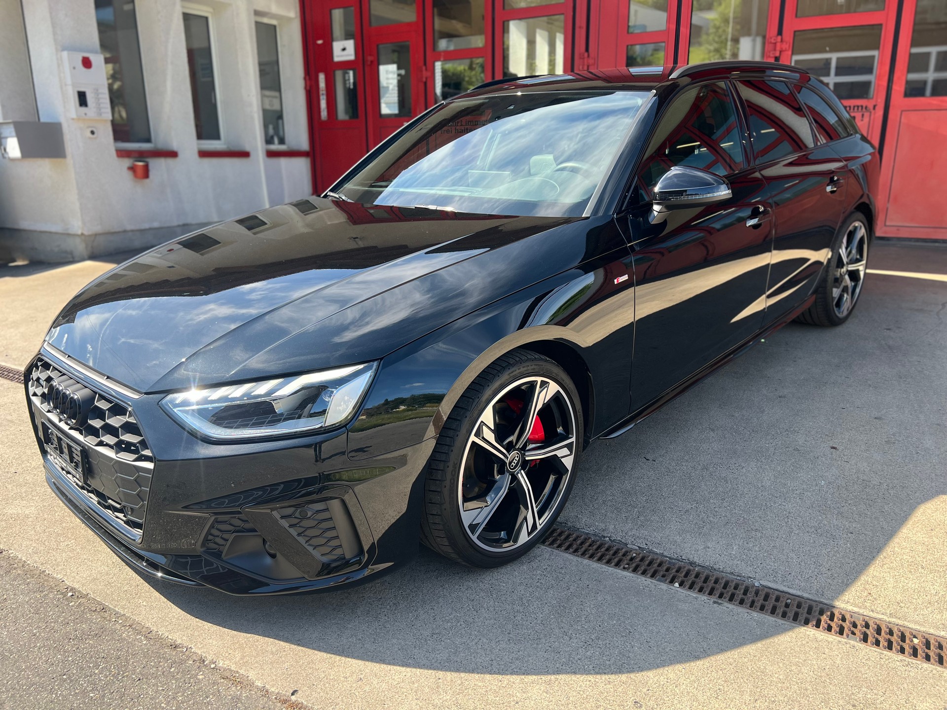 AUDI A4 Avant 40 TDI S line Attraction quattro S-tronic-showroom-element-1
