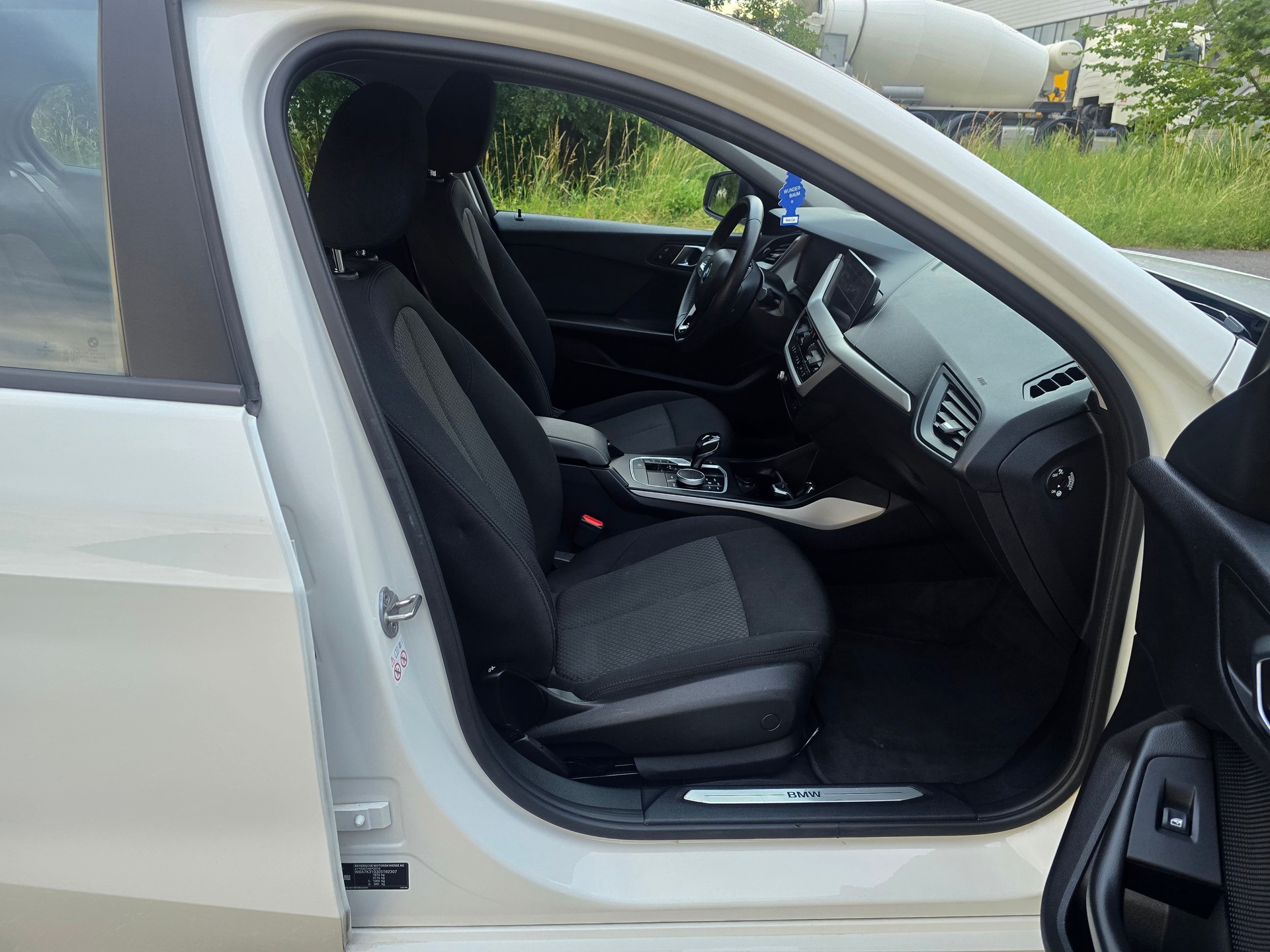 BMW 118i Essential Edition Steptronic-image-9