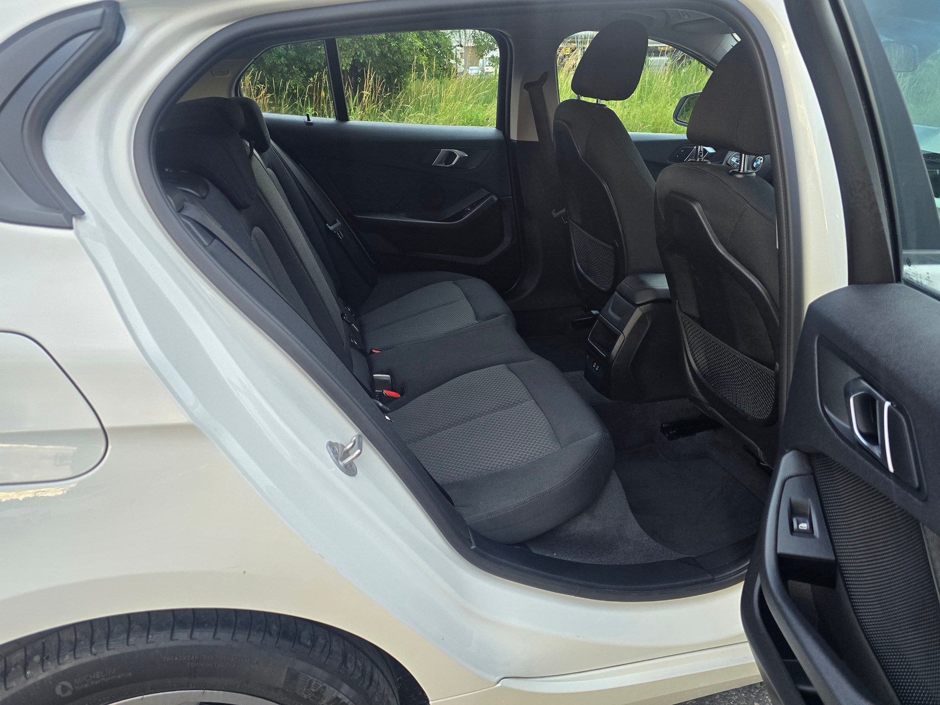 BMW 118i Essential Edition Steptronic-image-10