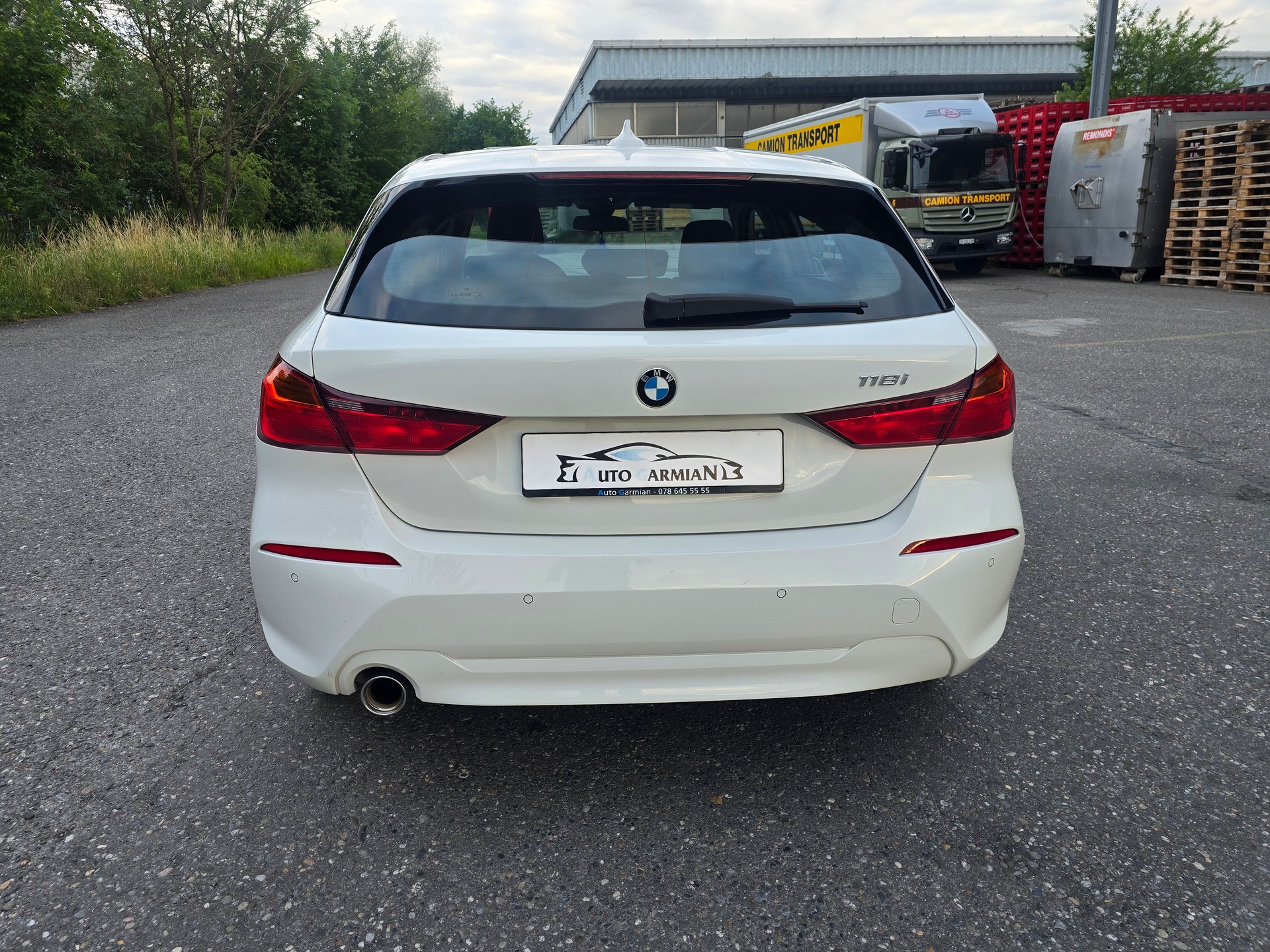 BMW 118i Essential Edition Steptronic-showroom-element-3
