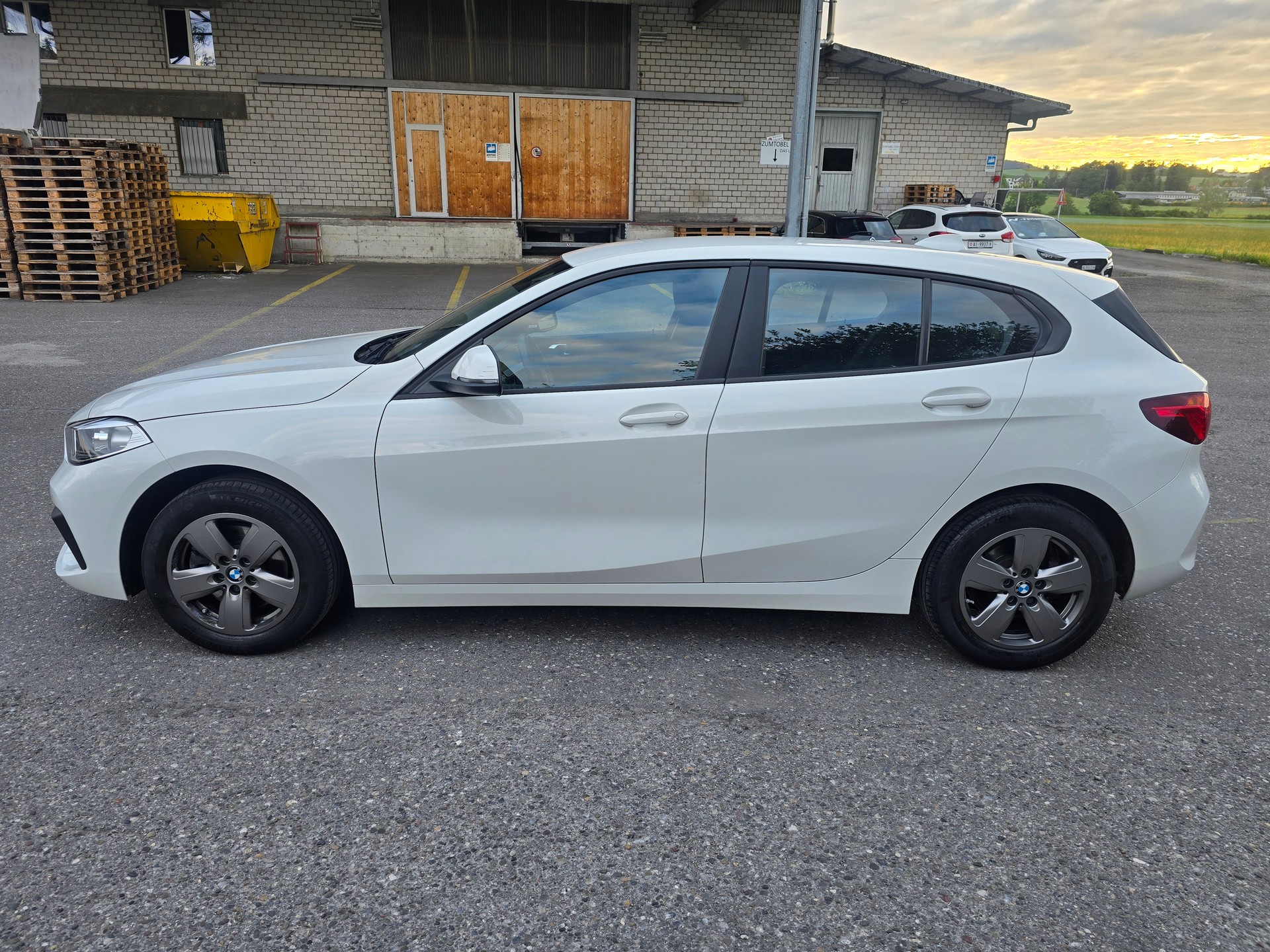 BMW 118i Essential Edition Steptronic-image-7