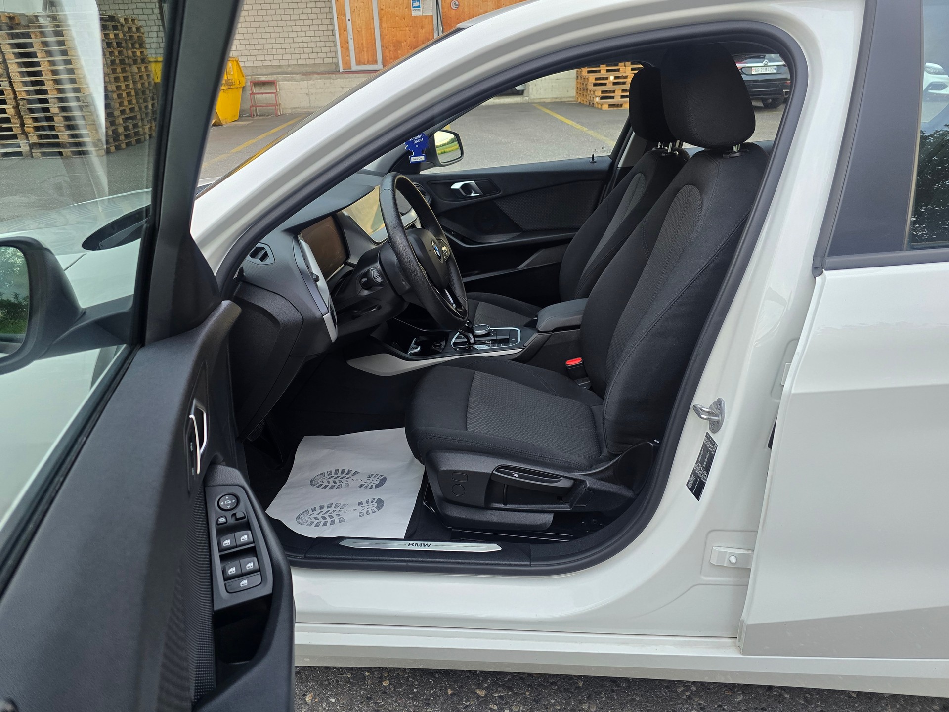 BMW 118i Essential Edition Steptronic-image-11