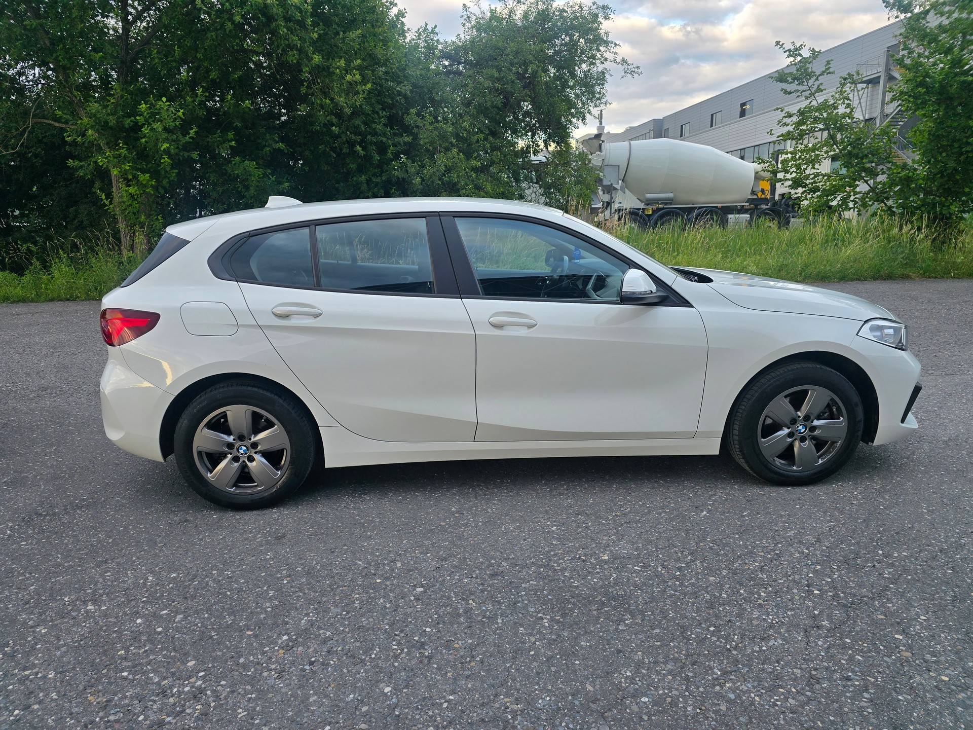 BMW 118i Essential Edition Steptronic-image-8