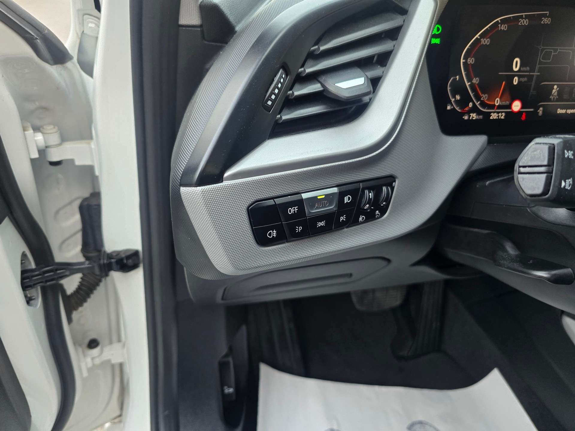 BMW 118i Essential Edition Steptronic-image-17
