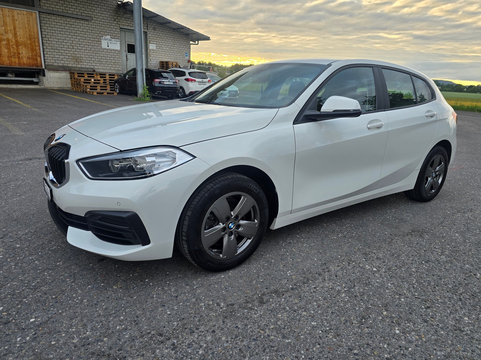 BMW 118i Essential Edition Steptronic-showroom-element-2