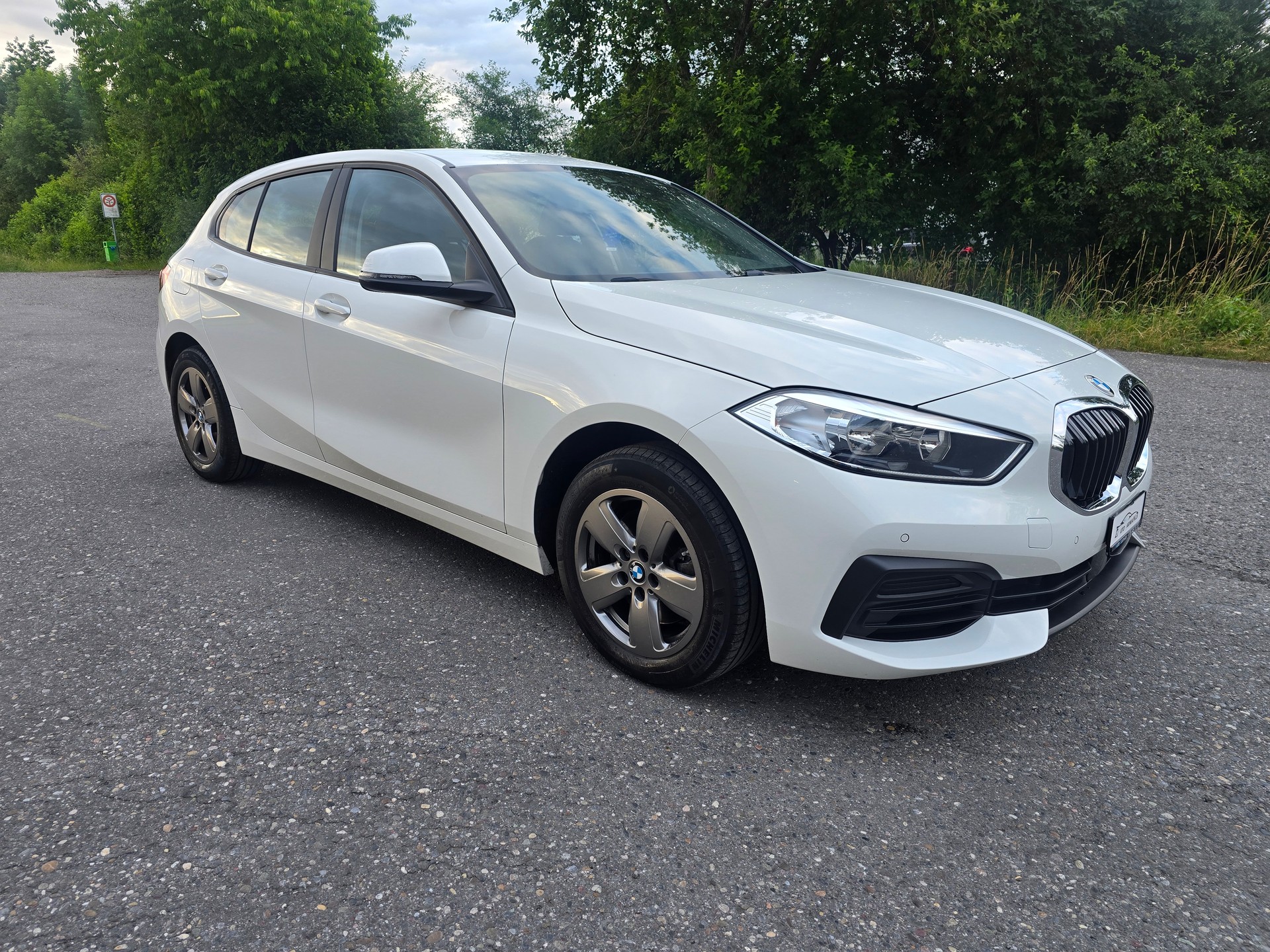 BMW 118i Essential Edition Steptronic-showroom-element-1