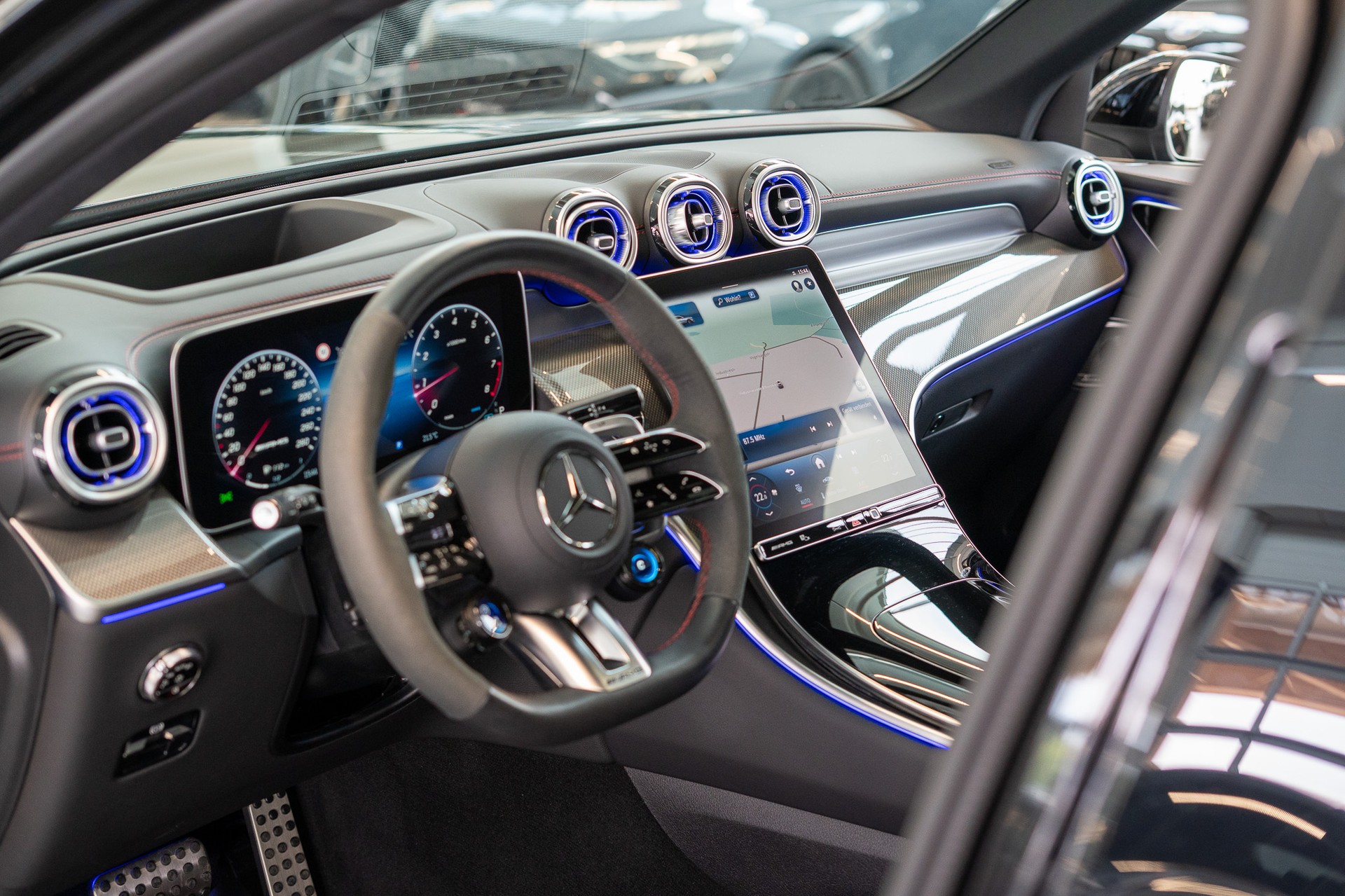 MERCEDES-BENZ GLC 43 AMG 4matic / Panorama / Performance Auspuff / 360°Kamera-image-11