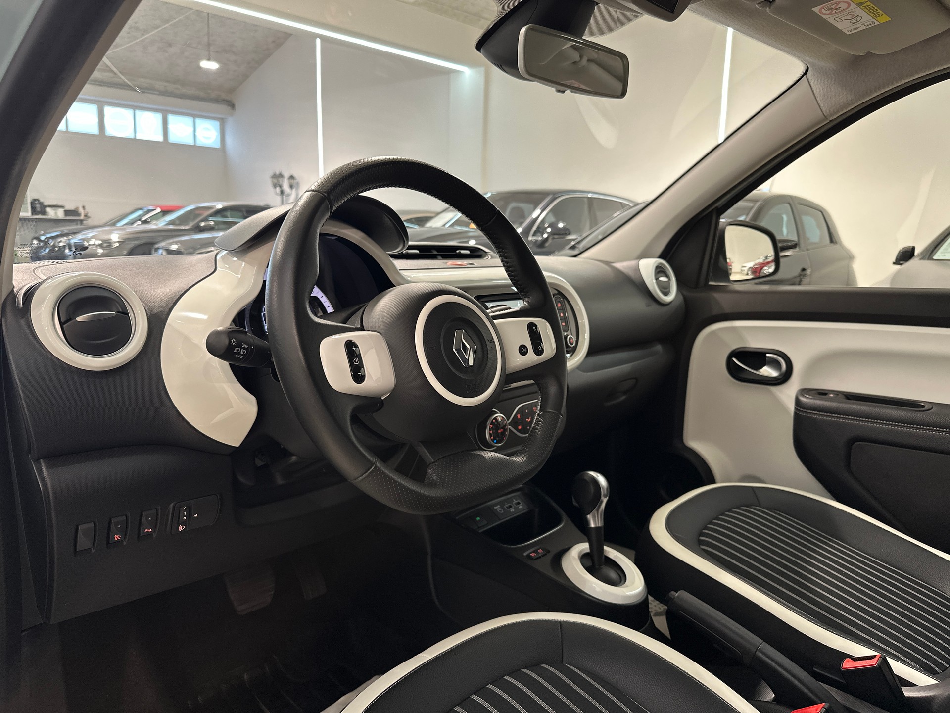 RENAULT Twingo Electric Techno-showroom-element-1