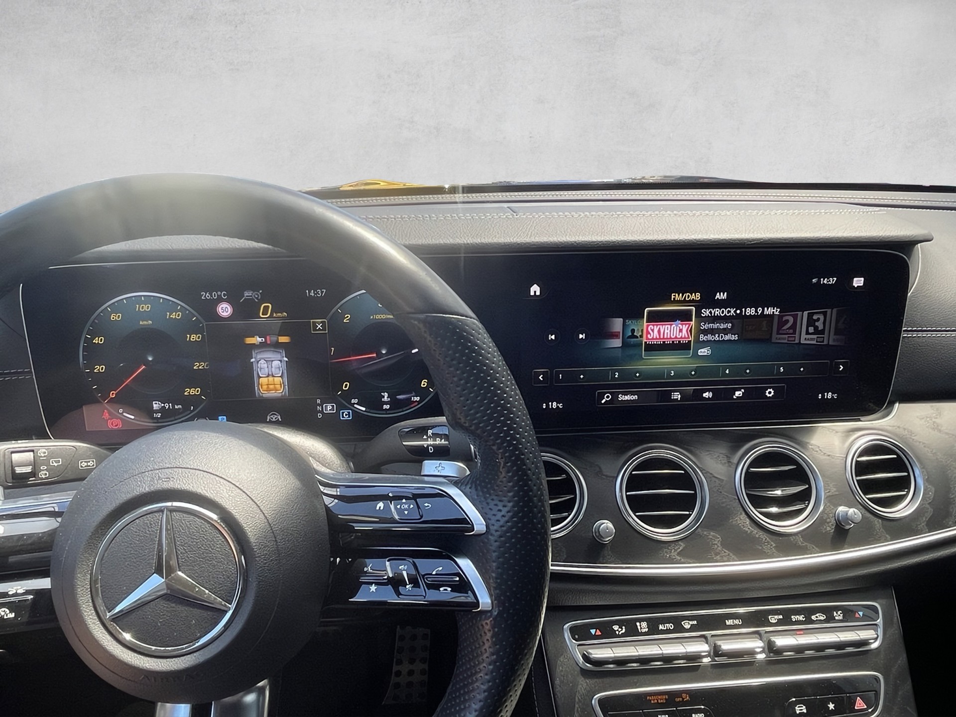 MERCEDES-BENZ E 220 d T 4Matic Avantgarde 9G-Tronic-image-5