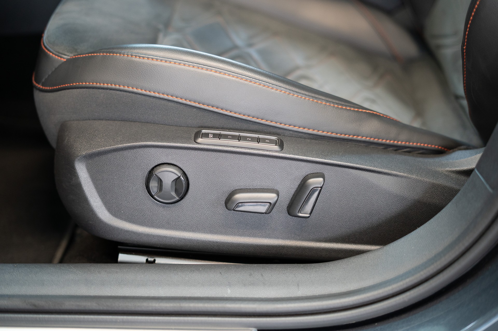 SEAT Leon 2.0 TSI FR DSG / Panorama-Glasdach / el.Sitze / Rückfahrkamera-image-11