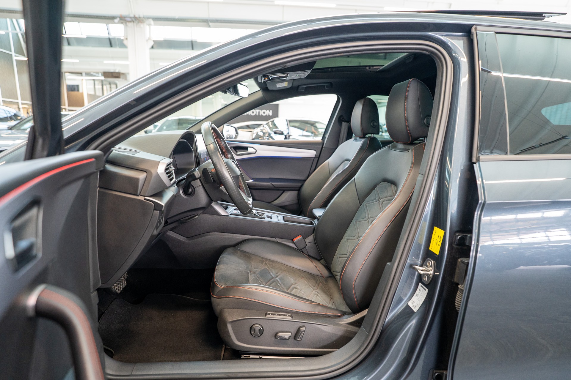 SEAT Leon 2.0 TSI FR DSG / Panorama-Glasdach / el.Sitze / Rückfahrkamera-image-8
