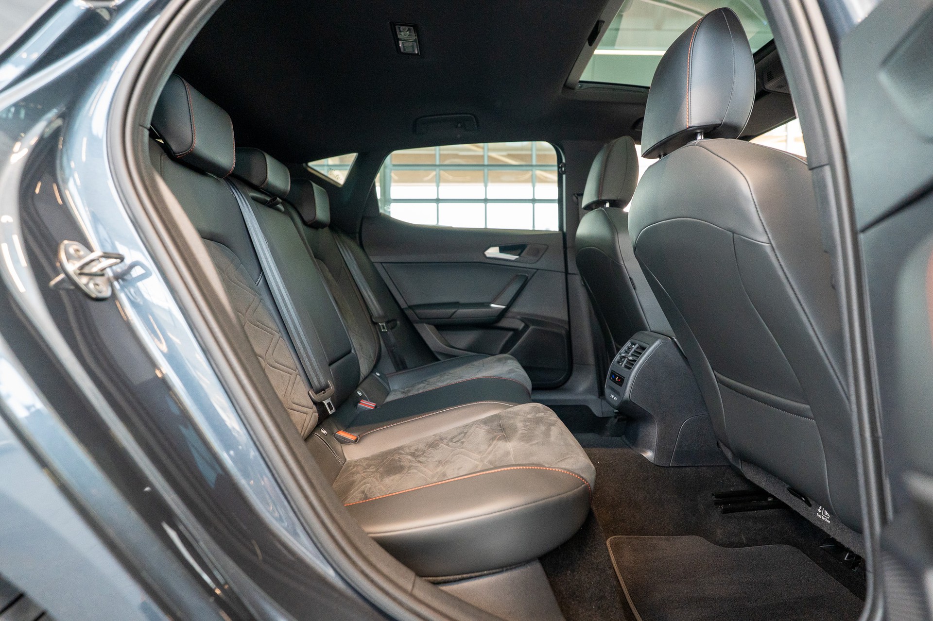 SEAT Leon 2.0 TSI FR DSG / Panorama-Glasdach / el.Sitze / Rückfahrkamera-image-13