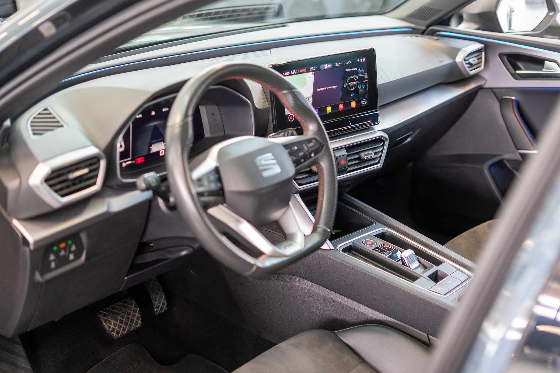 SEAT Leon 2.0 TSI FR DSG / Panorama-Glasdach / el.Sitze / Rückfahrkamera-image-9
