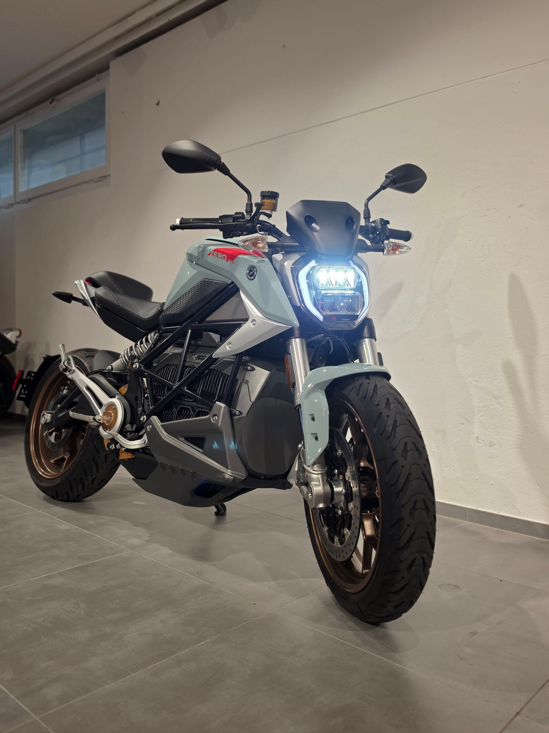 ZERO SR F Premium-showroom-element-1