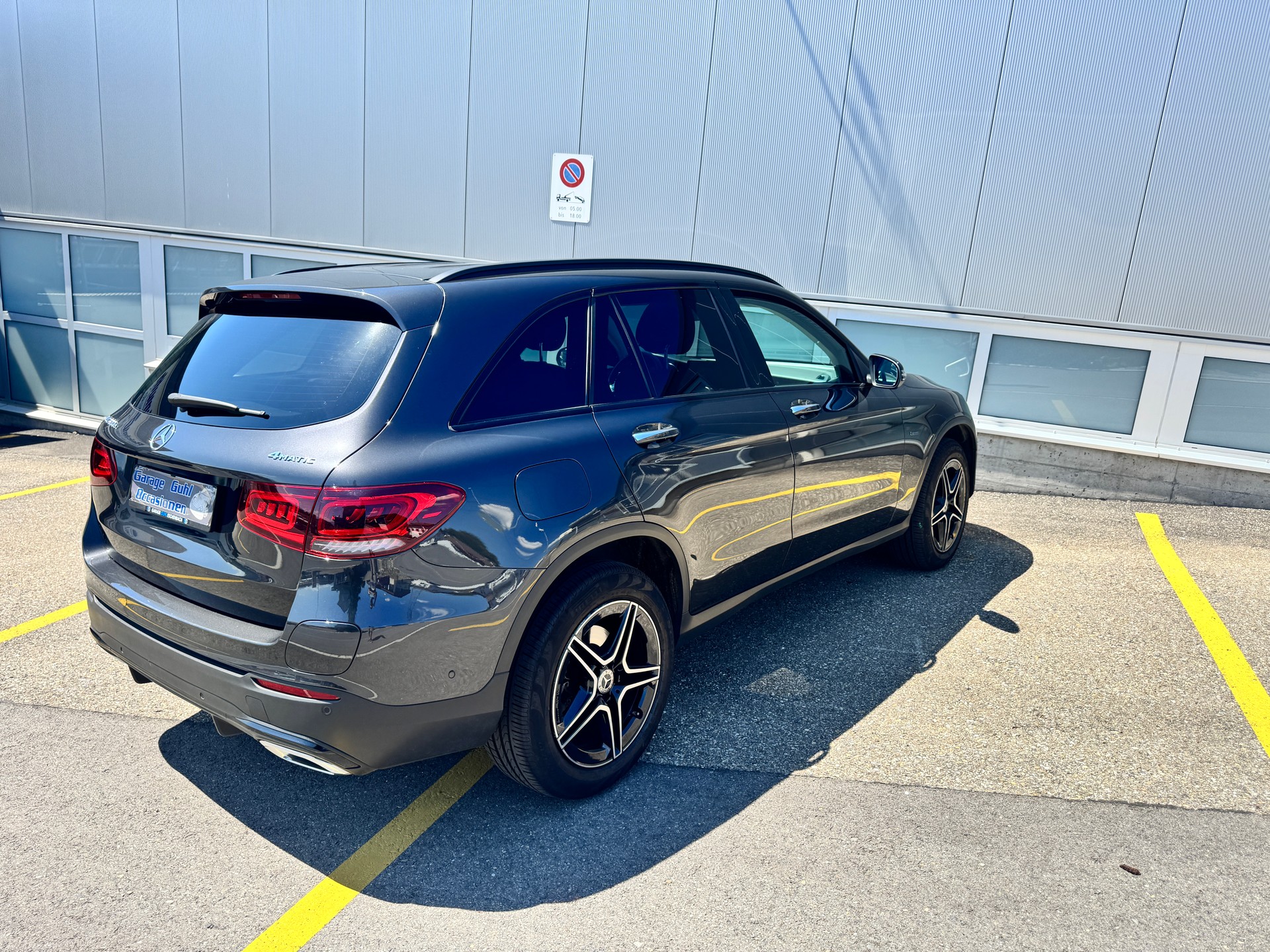 MERCEDES-BENZ GLC 300 e AMG Line 4Matic 9G-Tronic-image-3