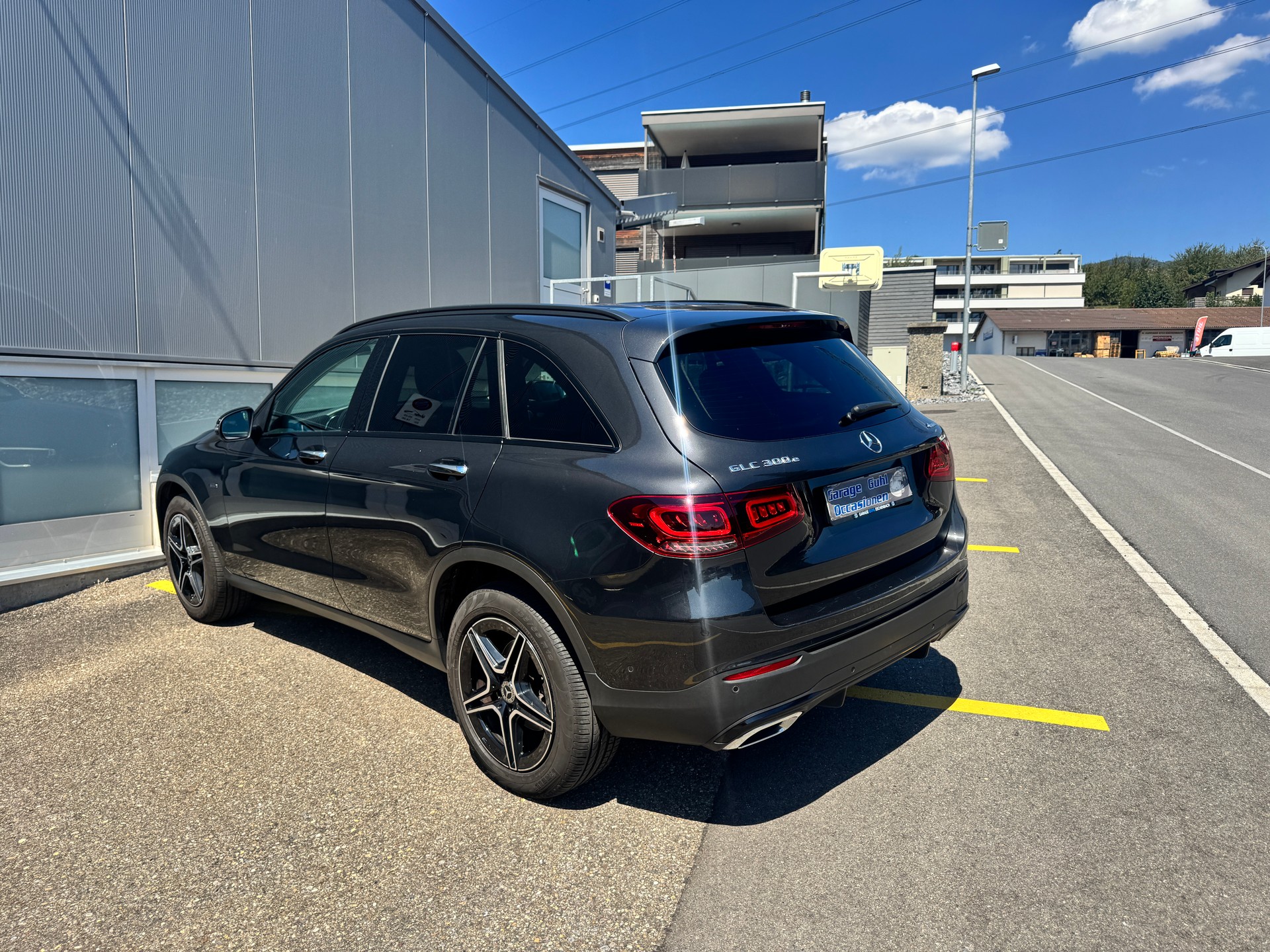 MERCEDES-BENZ GLC 300 e AMG Line 4Matic 9G-Tronic-image-2