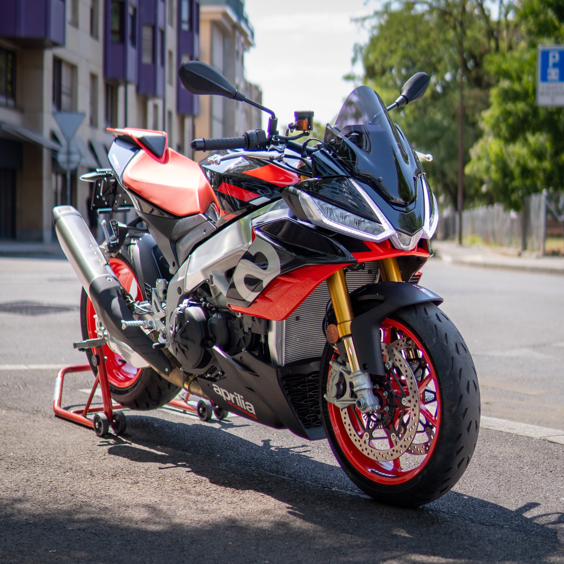 APRILIA Tuono V4 1100 Factory-image-2