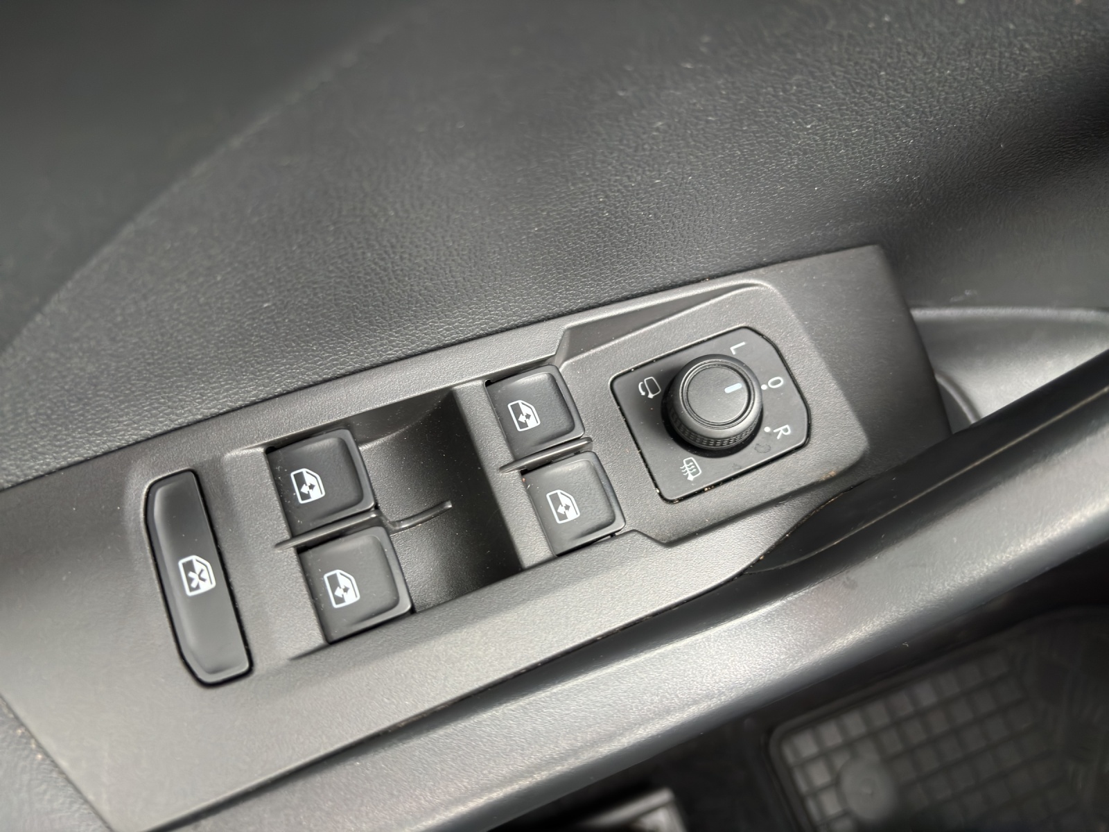 VW T-Cross 1.0 TSI Life DSG mit AHK, Rückfahkamera & Winterräder-image-24
