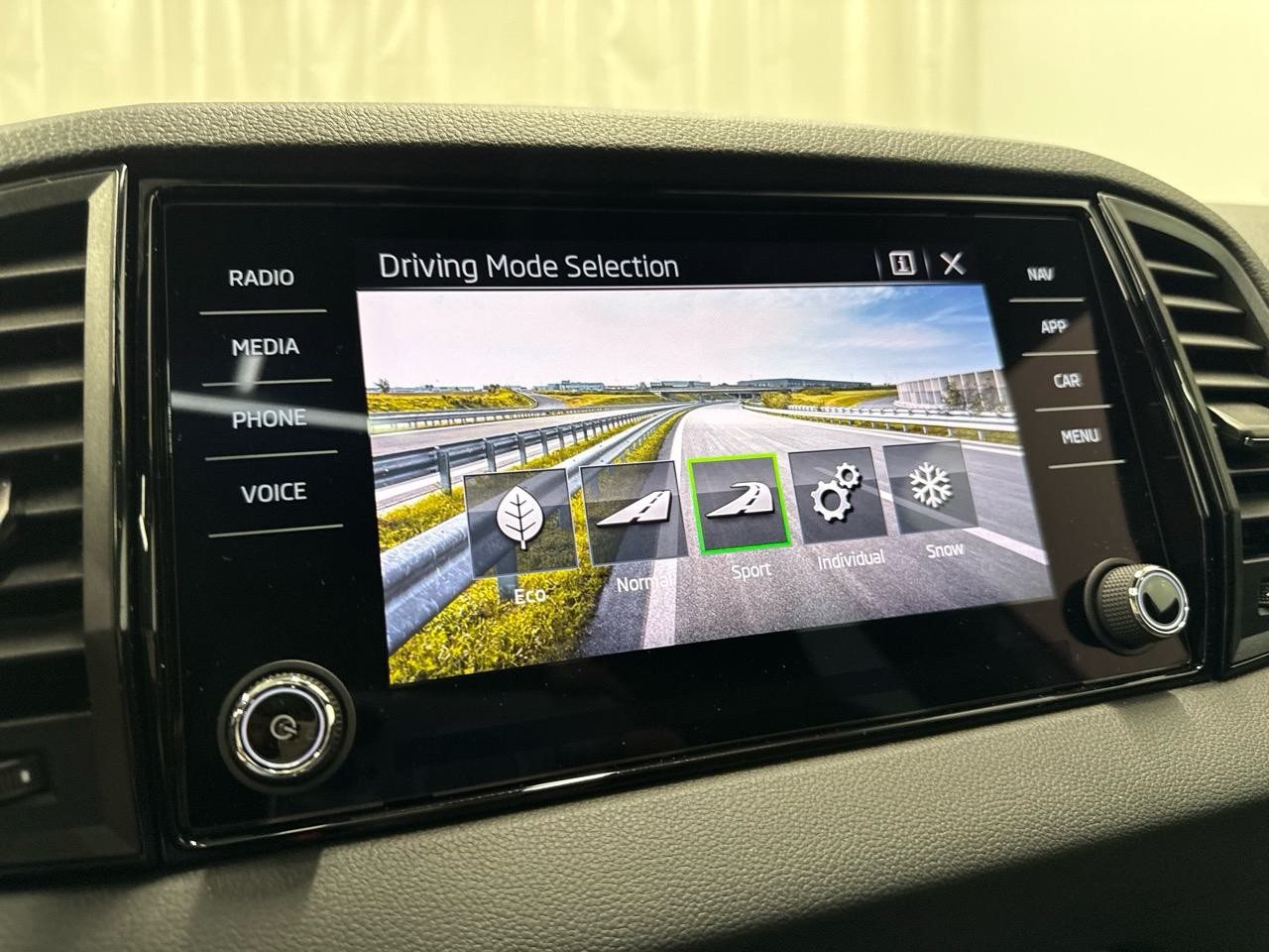 SKODA Karoq 2.0 TSI SportLine 4x4 DSG-image-9