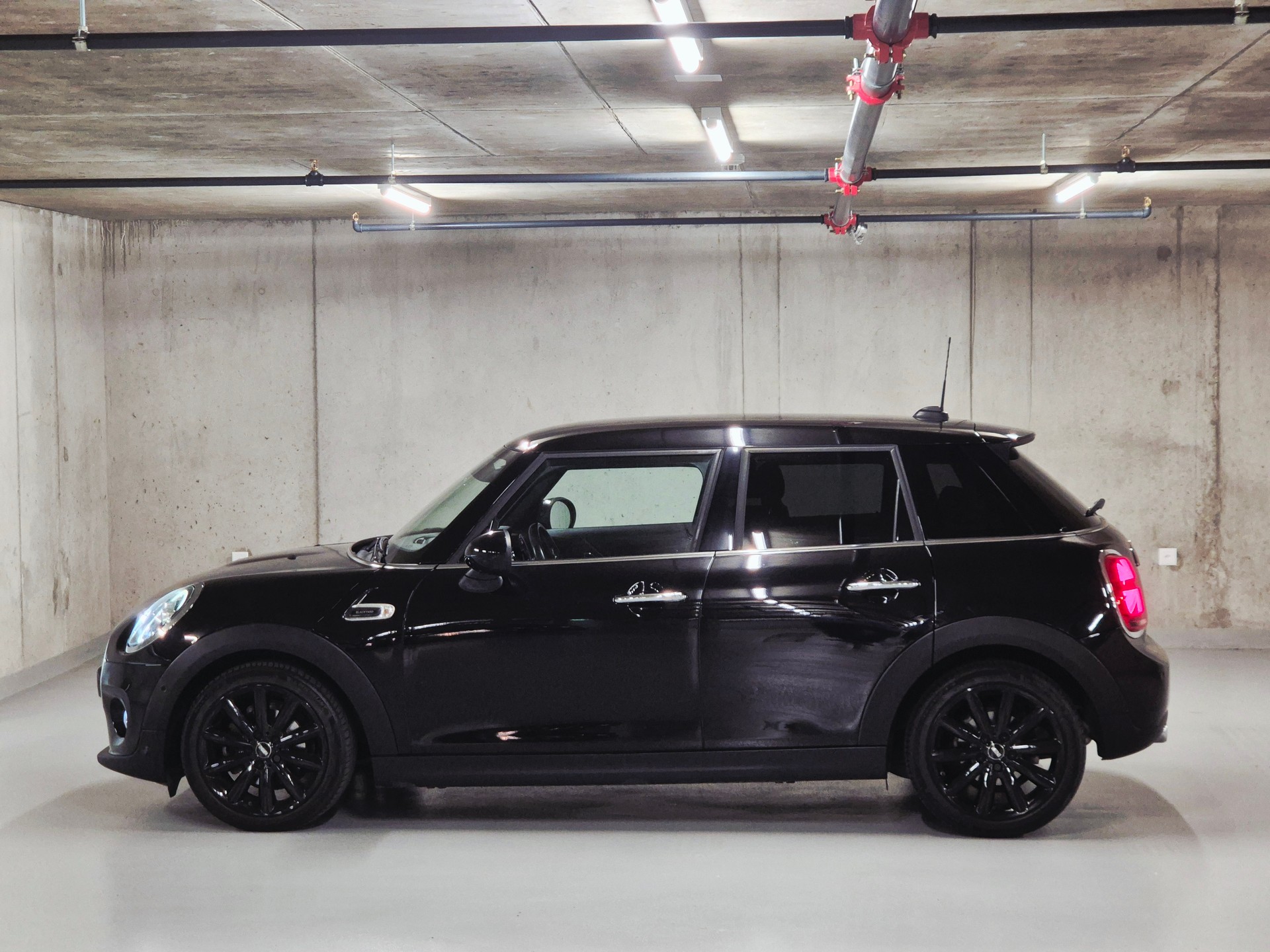 MINI Cooper Blackyard "Full Black" Steptronic DKG-showroom-element-3