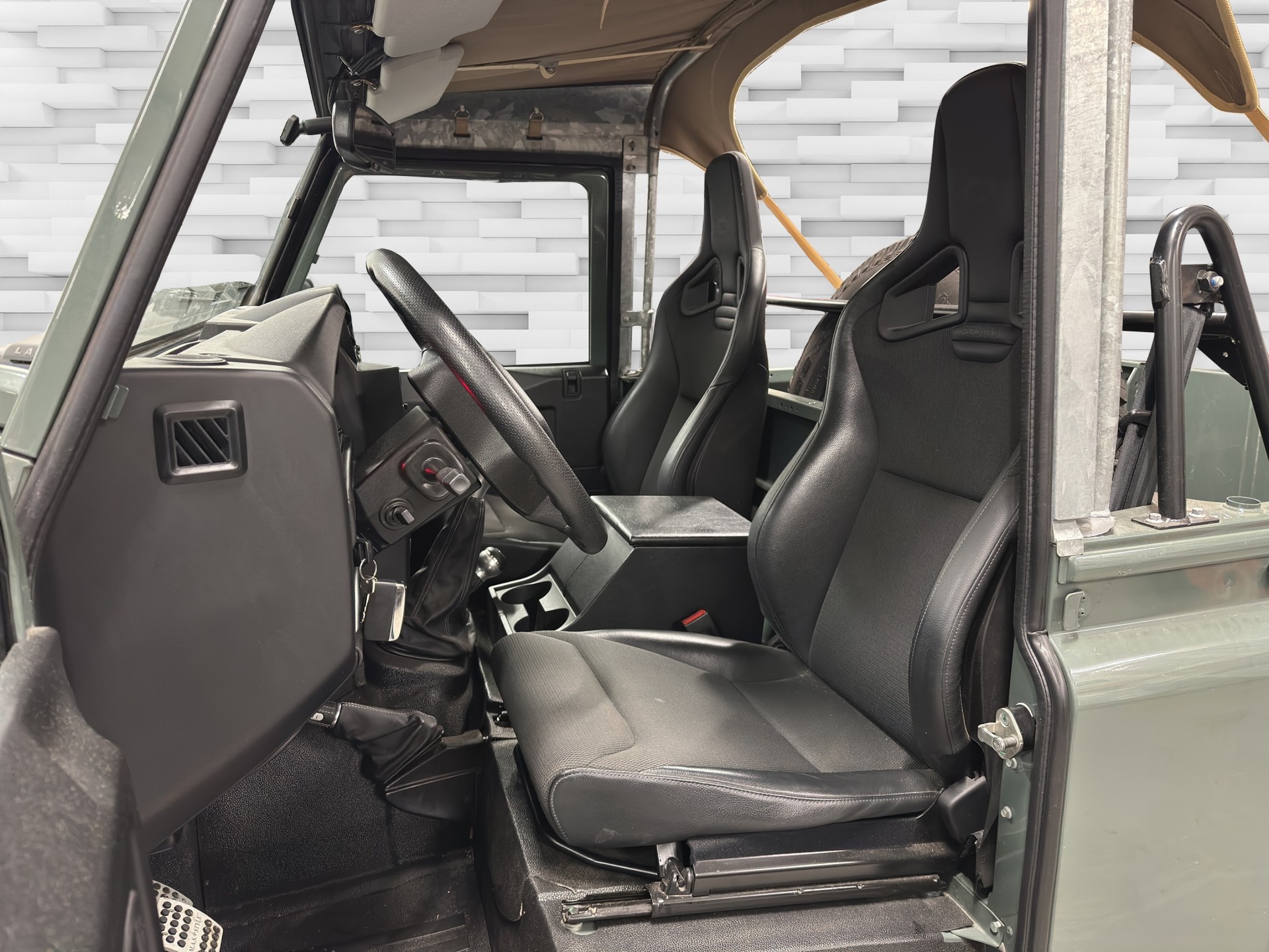 LAND ROVER Defender 90 2.2 TD4 Soft Top-image-4