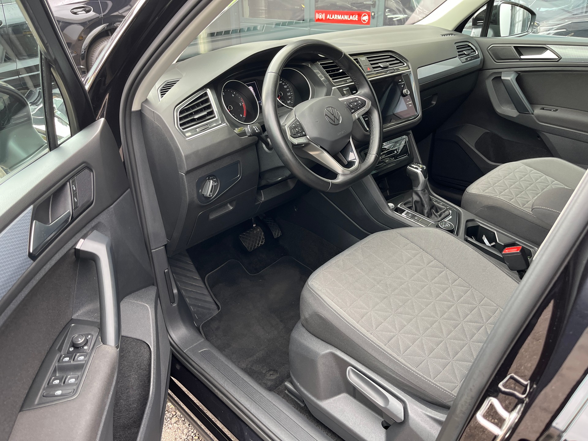 VW Tiguan 2.0 TDI SCR Life 4Motion DSG-image-7