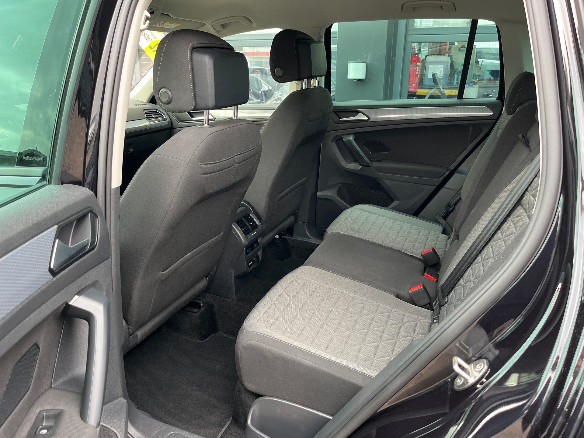 VW Tiguan 2.0 TDI SCR Life 4Motion DSG-image-6
