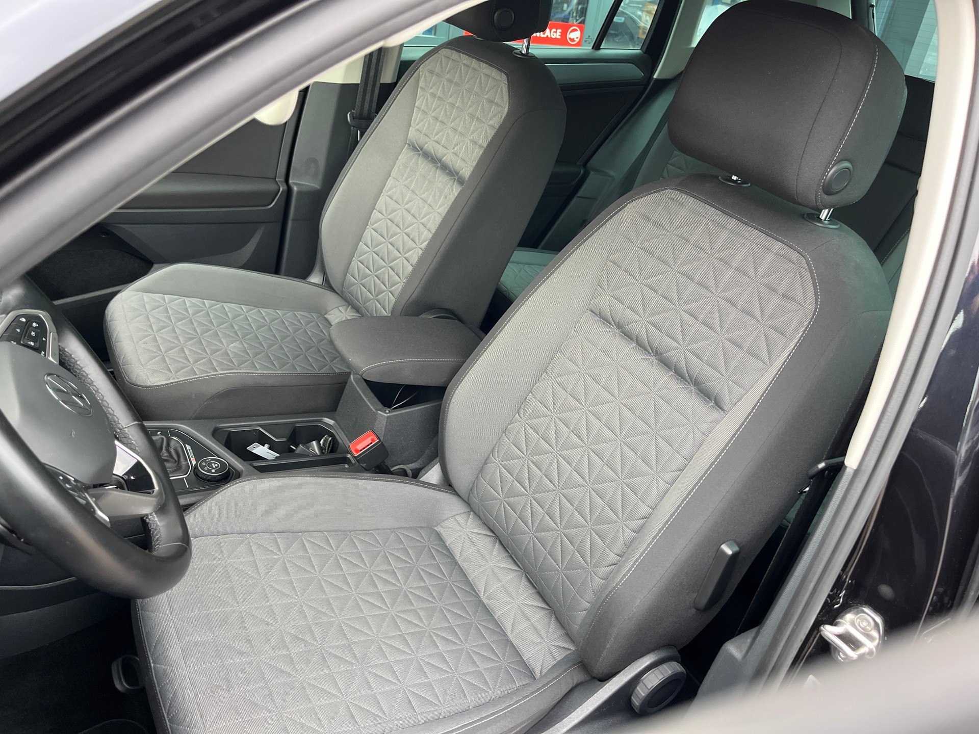 VW Tiguan 2.0 TDI SCR Life 4Motion DSG-image-8