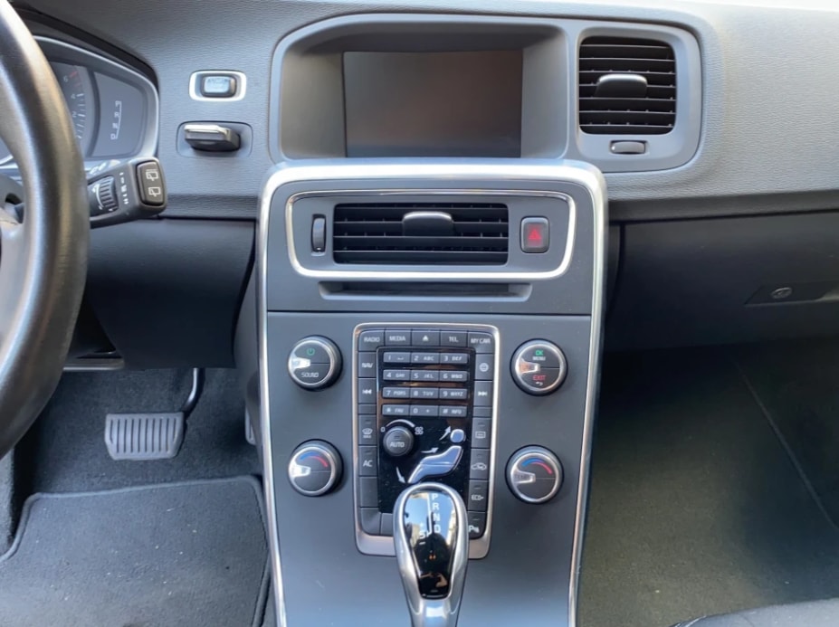 VOLVO V60 D4 Kinetic Geartronic-image-10
