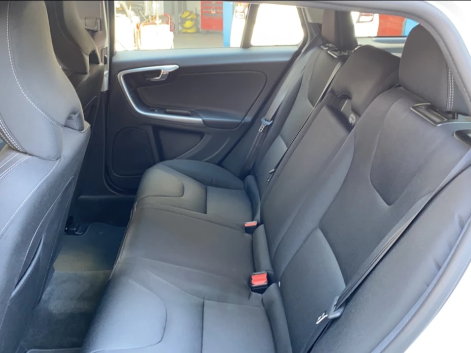 VOLVO V60 D4 Kinetic Geartronic-image-11